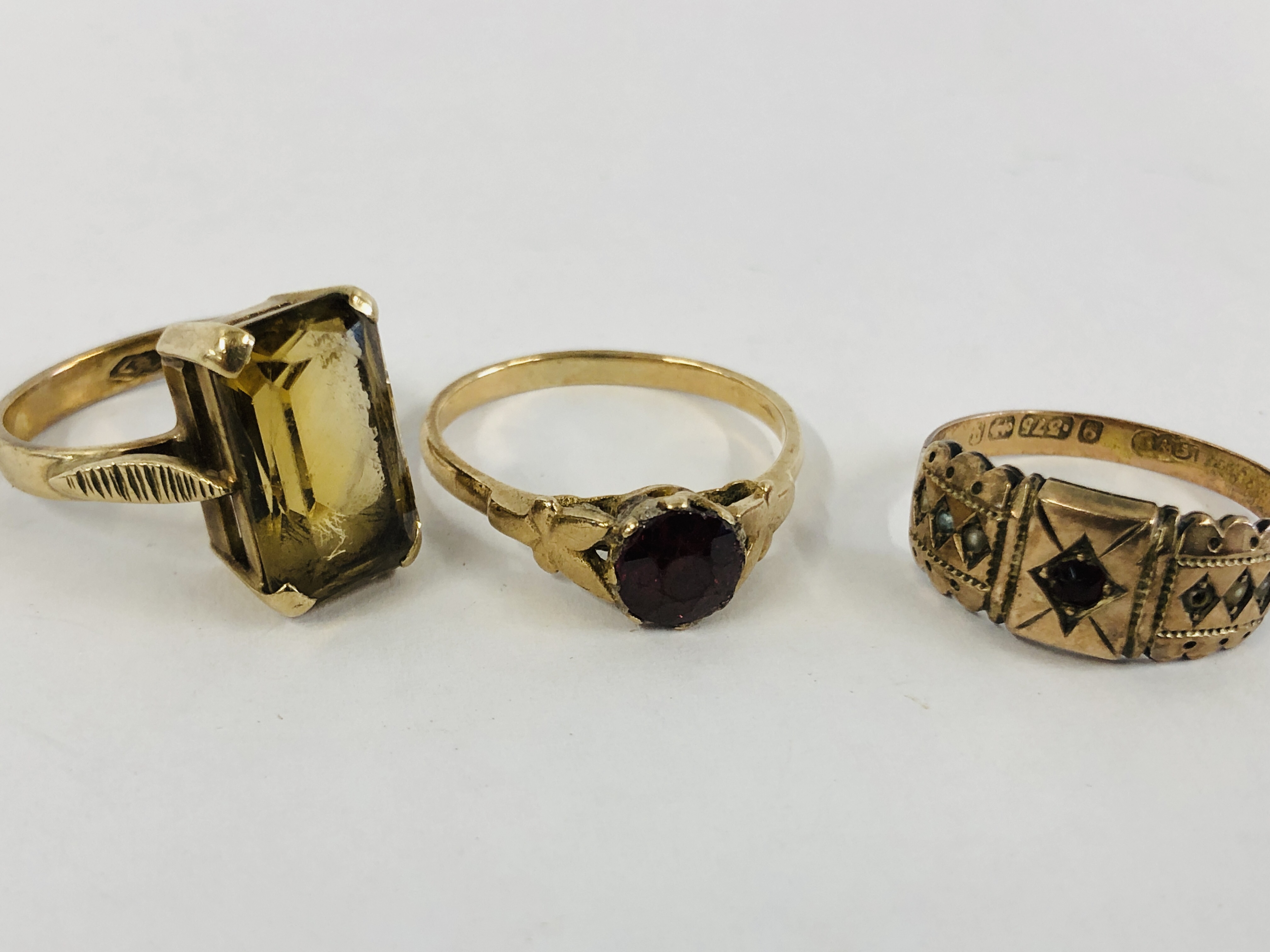 A GROUP OF THREE 9CT GOLD RINGS TO INCLUDE GYPSY STYLE, SINGLE STONE SET RING, - Image 4 of 11