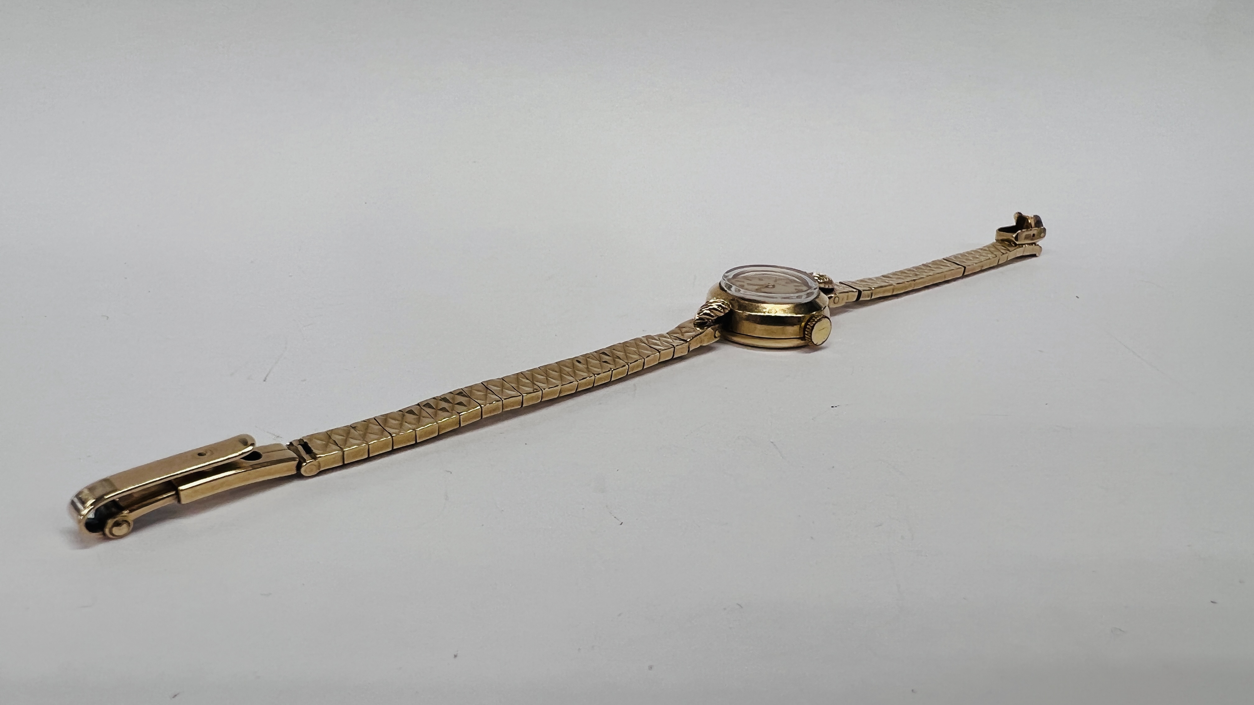 A LADY'S 9CT GOLD TISSOT WRISTWATCH WITH BATON NUMERALS, ON A 9CT GOLD BRACELET. - Image 5 of 13