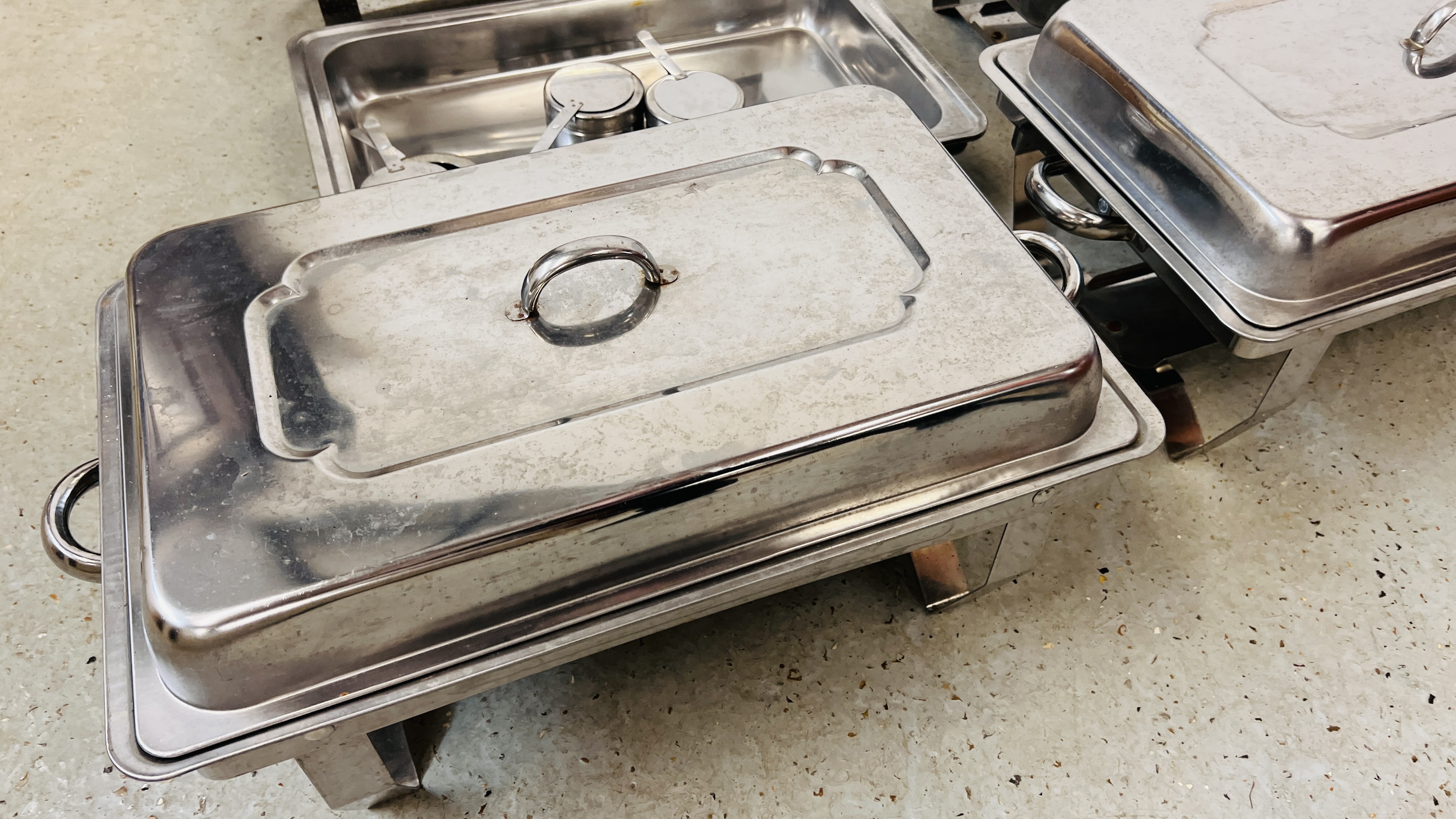 A GROUP OF FOUR STAINLESS STEEL CHAFING DISHES ALONG WITH A FURTHER FOUR TRAYS AND THREE BURNERS. - Image 3 of 6