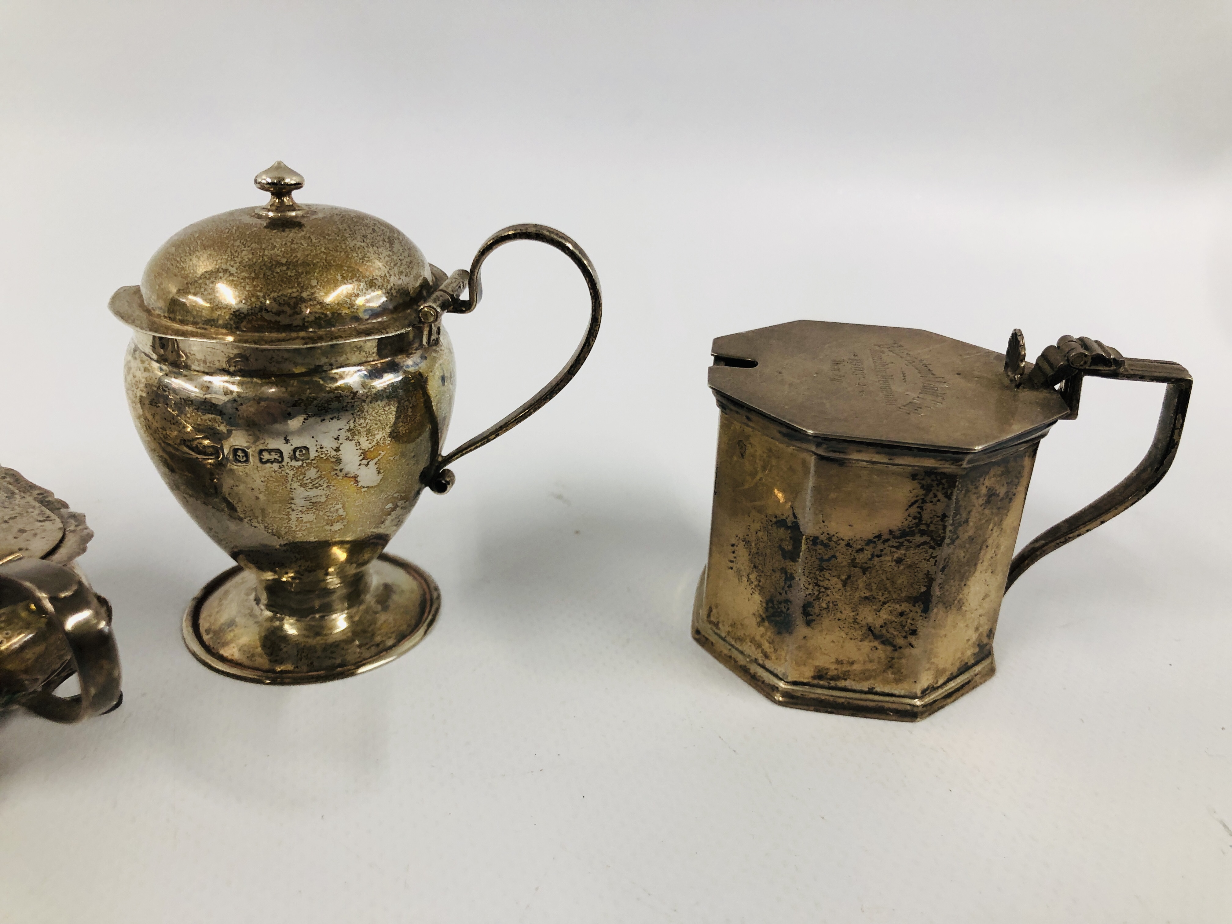 A GROUP OF SIX VARIOUS SILVER MUSTARDS ALL WITH HINGED COVERS AND LINERS VARIOUS ASSAY AND MAKERS - Image 9 of 13