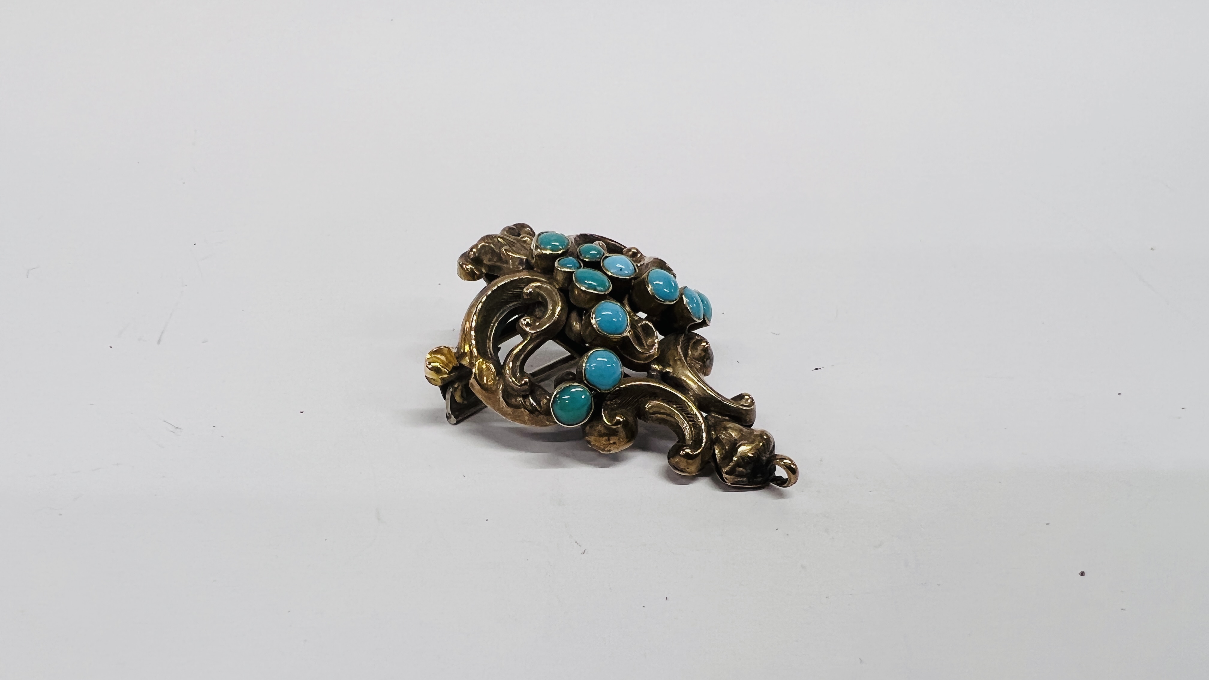 A YELLOW METAL TURQUOISE BROOCH, THE GRADUATED STONES IN A SCROLLED SETTING. - Image 2 of 8