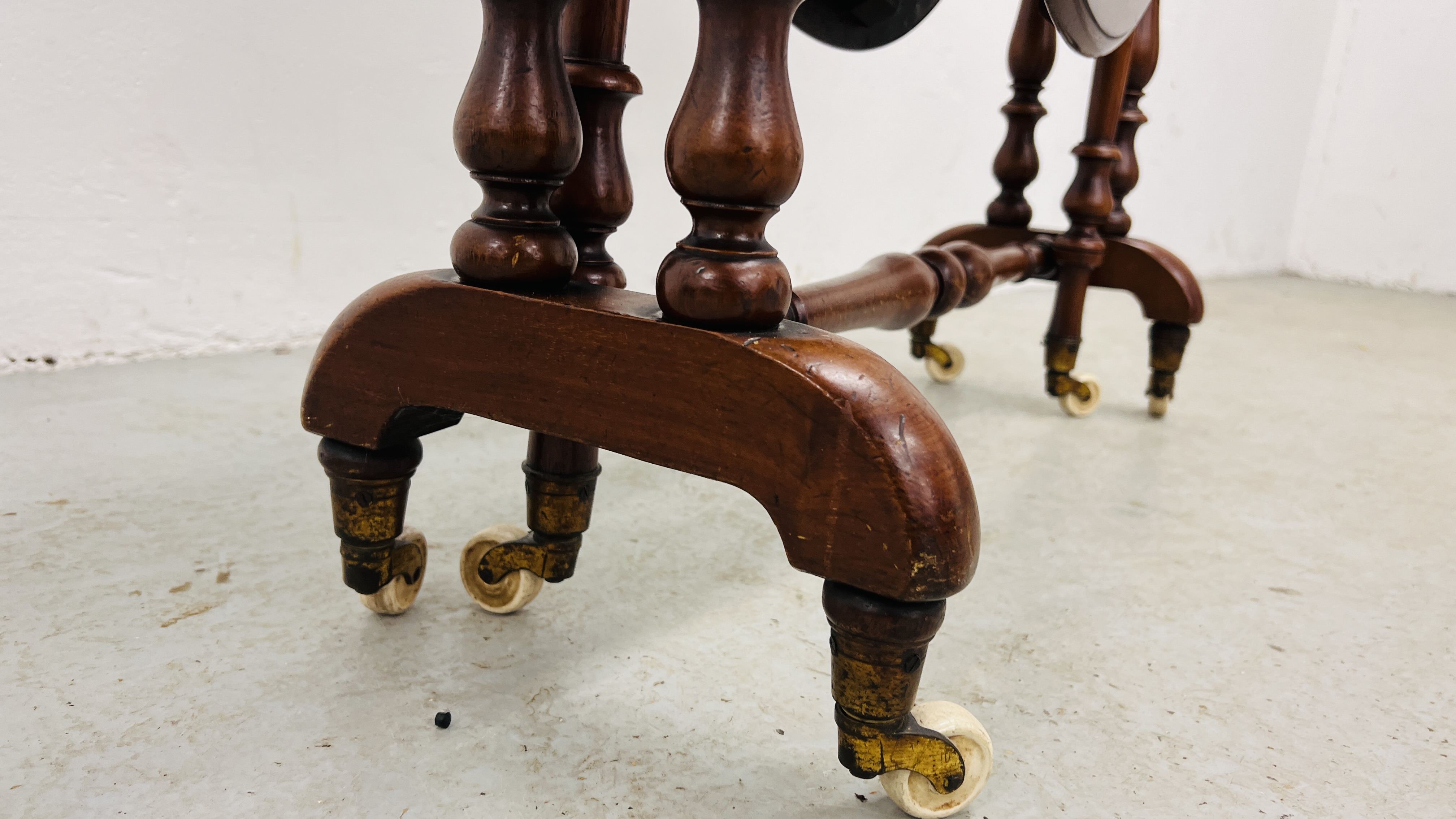 VICTORIAN WALNUT TEA TABLE WITH GATELEG ACTION AND OVAL TOP - EXTENDED 83CM. X 102CM. - Image 5 of 10