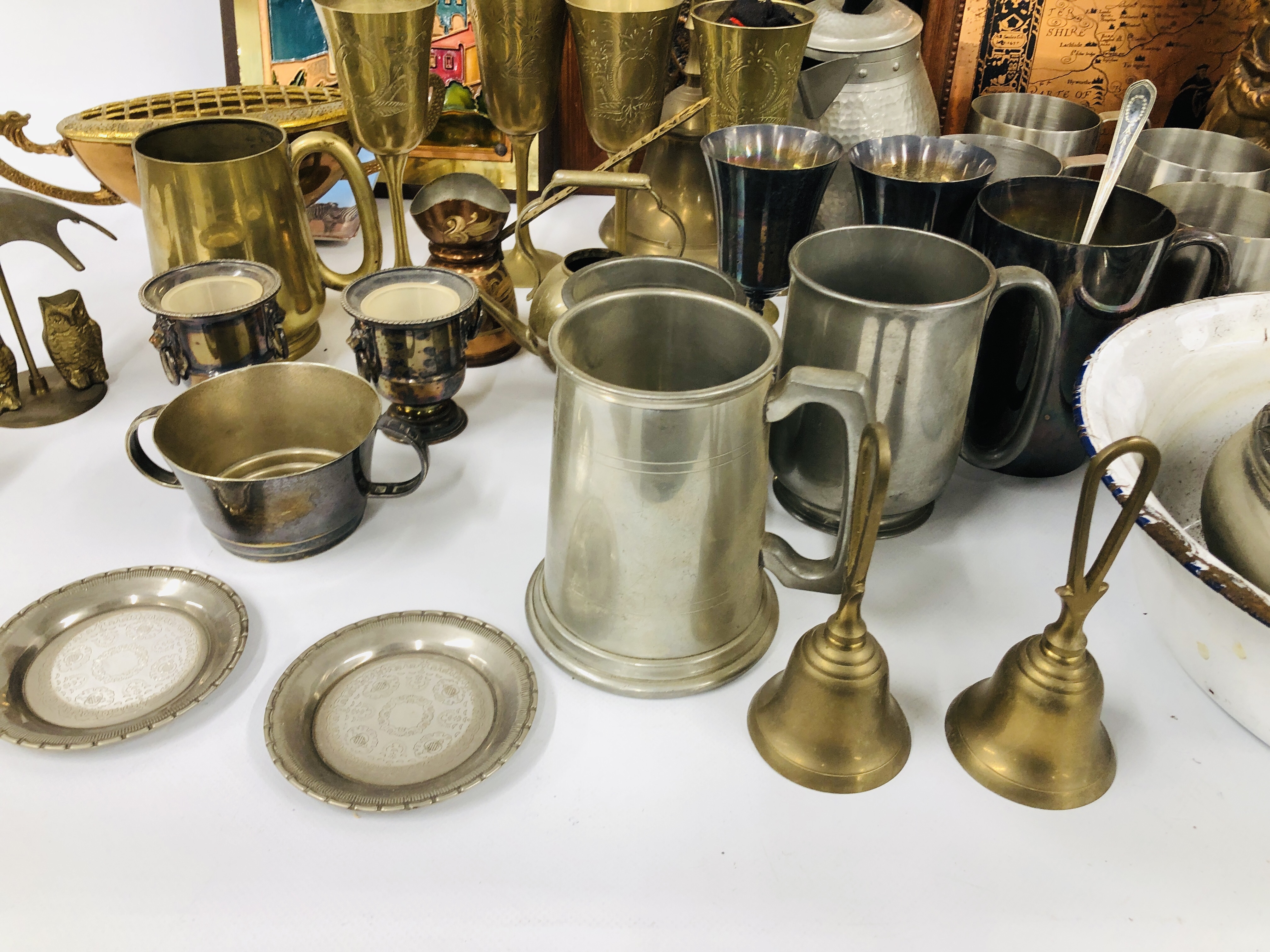 TWO BOXES OF ASSORTED MIXED METAL WARE TO INCLUDE COPPER URNS, PEWTER TANKARDS, - Image 6 of 10