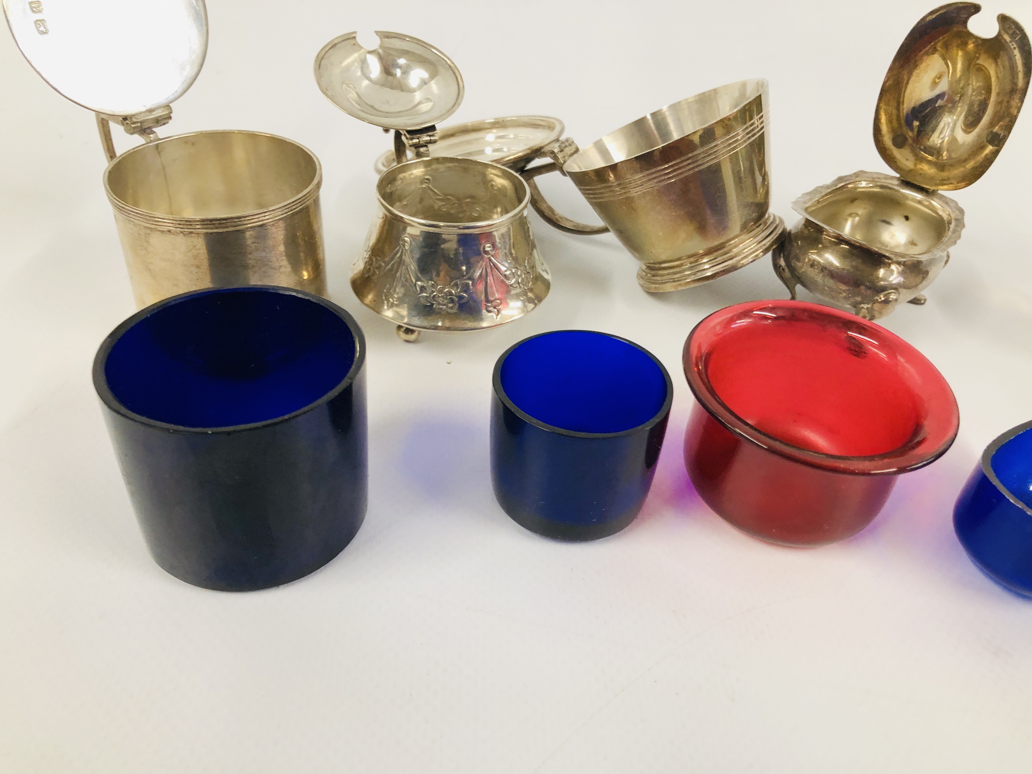 A GROUP OF SIX VARIOUS SILVER MUSTARDS ALL WITH HINGED COVERS AND LINERS VARIOUS ASSAY AND MAKERS - Image 12 of 13