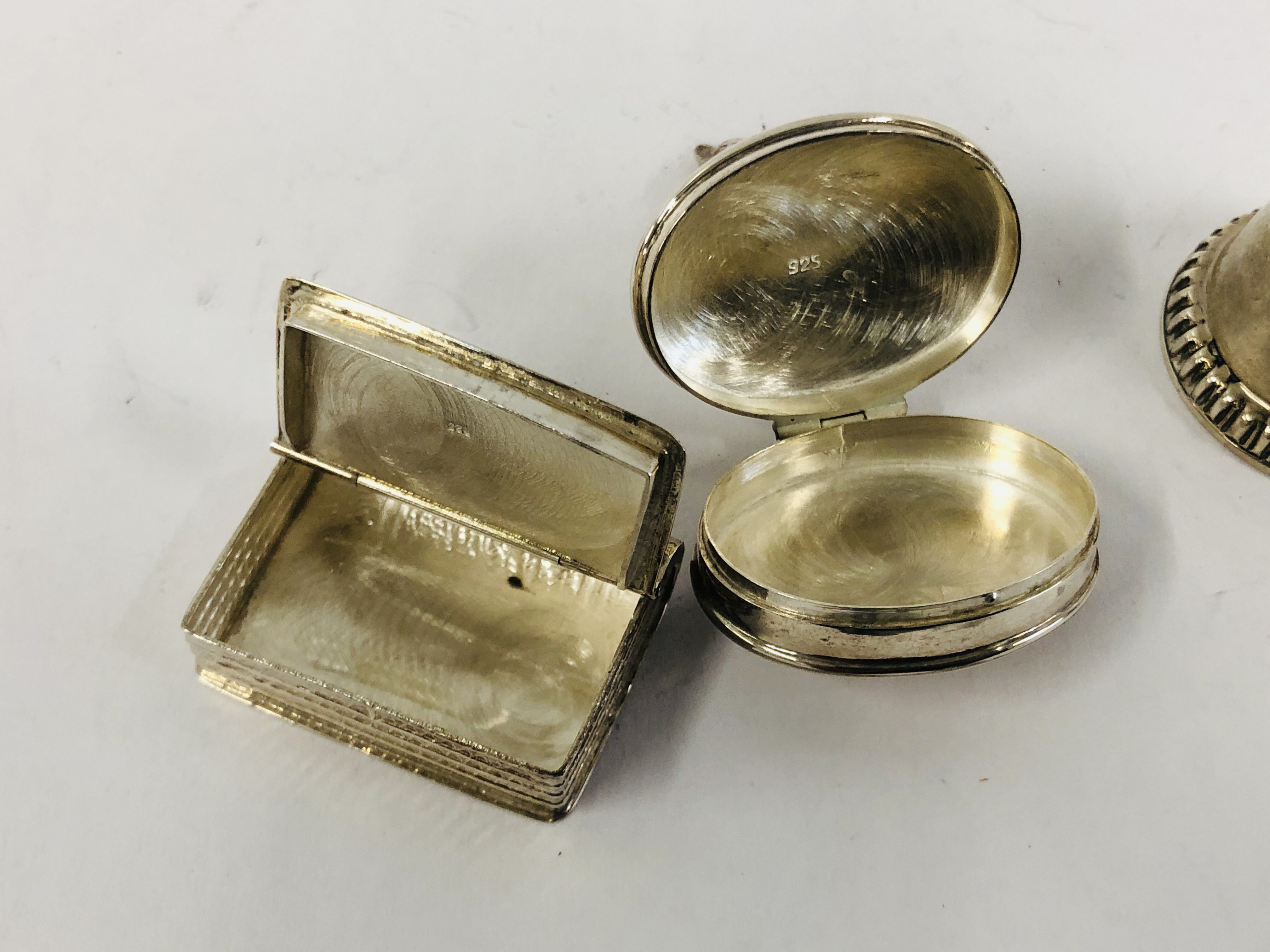 A SILVER PILL BOX OF BOOK FORM MARKED 925 ALONG WITH AN OVAL PILL BOX SURMOUNTED BY A RABBIT - Image 9 of 10