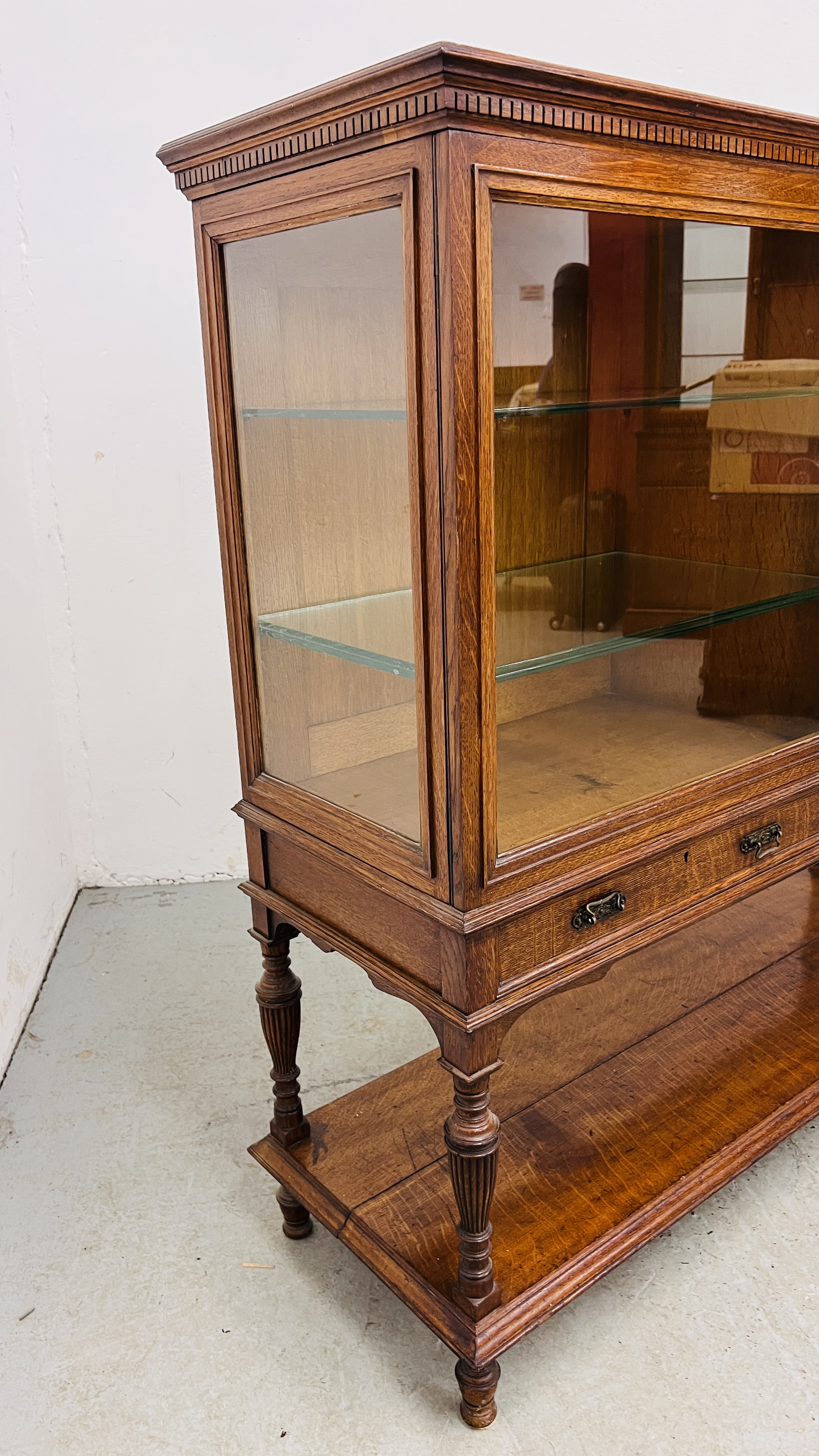 AN EDWARDIAN OAK GLAZED DISPLAY CABINET ABOVE A TWO DRAWER AND OPEN SHELF BASE WIDTH 122CM. - Image 4 of 20