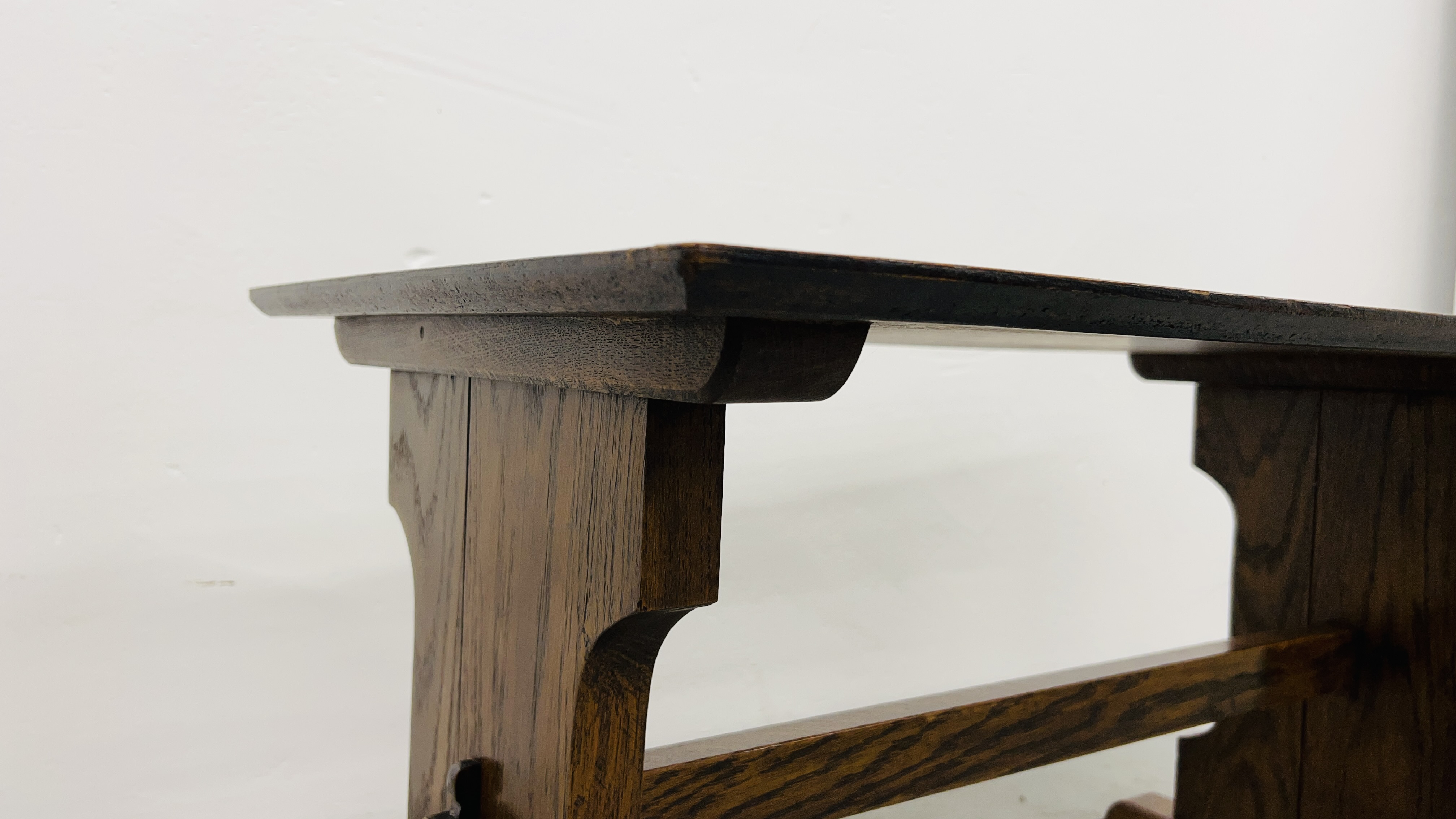 A SOLID OAK REFECTORY STYLE COFFEE TABLE WIDTH 50CM. LENGTH 89CM. HEIGHT 50CM. - Image 4 of 6