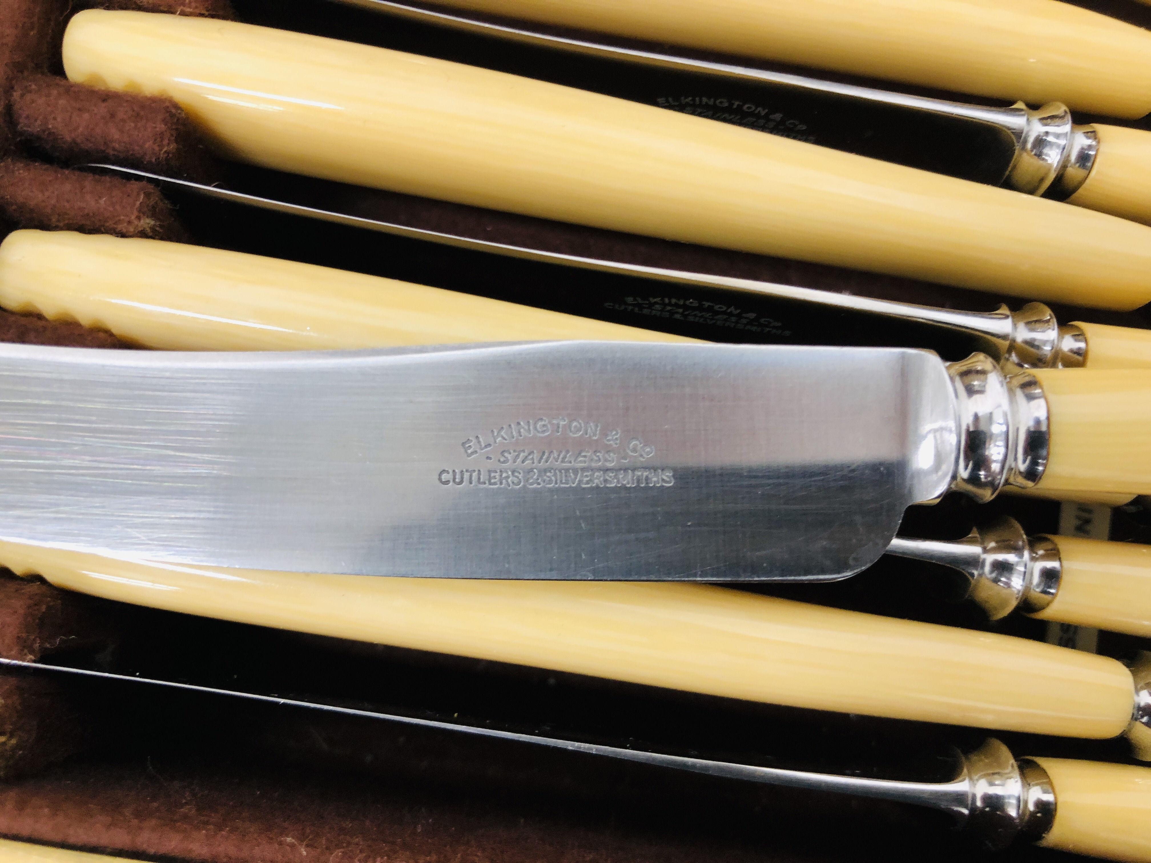 A MAHOGANY CANTEEN OF SILVER PLATED CUTLERY (NOT COMPLETE) ON MAHOGANY STAND - Image 5 of 9