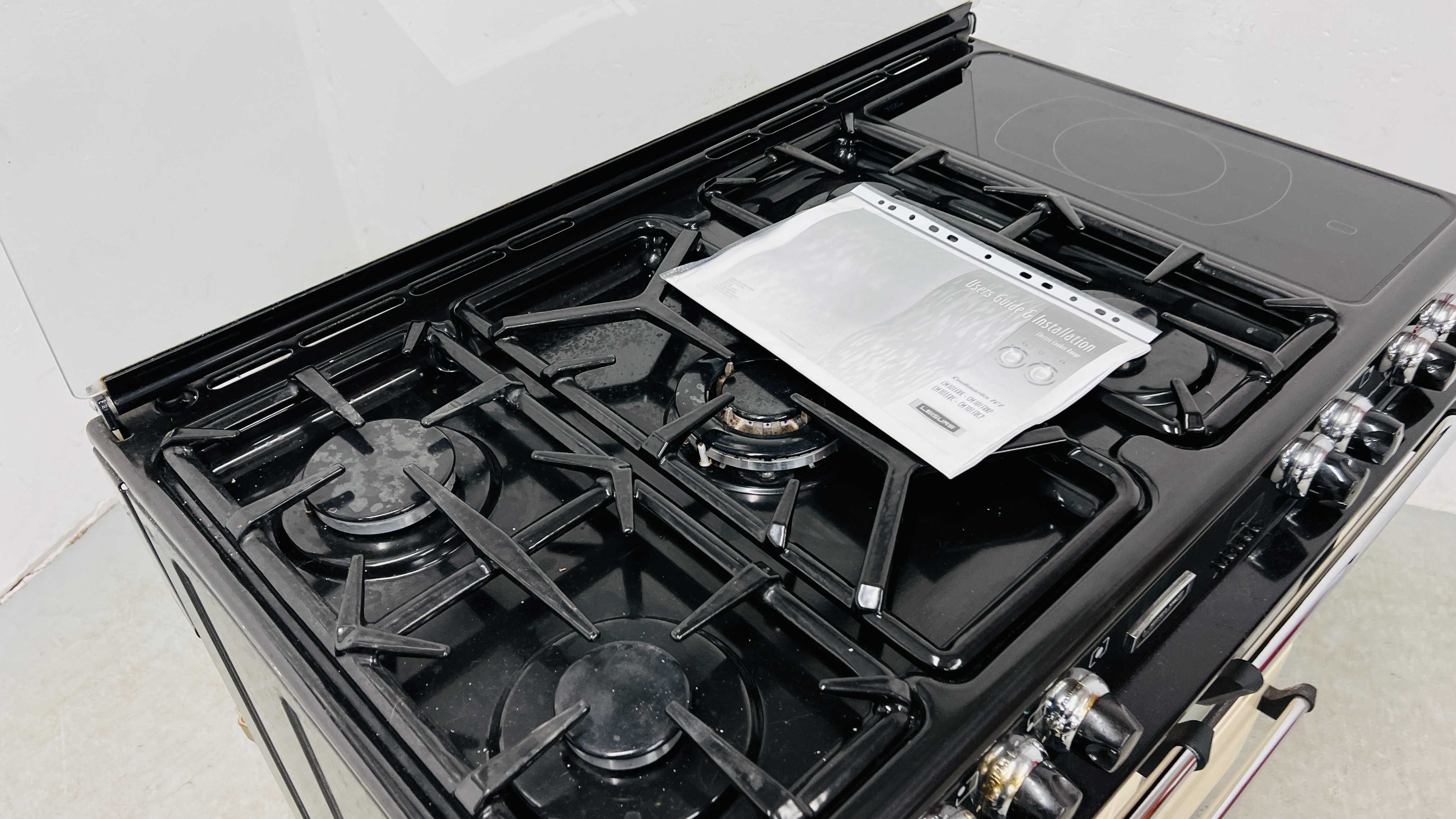 LEISURE COOKMASTER 101 ELECTRIC COOKER RANGE WITH GAS HOB (WITH USER GUIDE) WIDTH 100CM. - Image 24 of 28