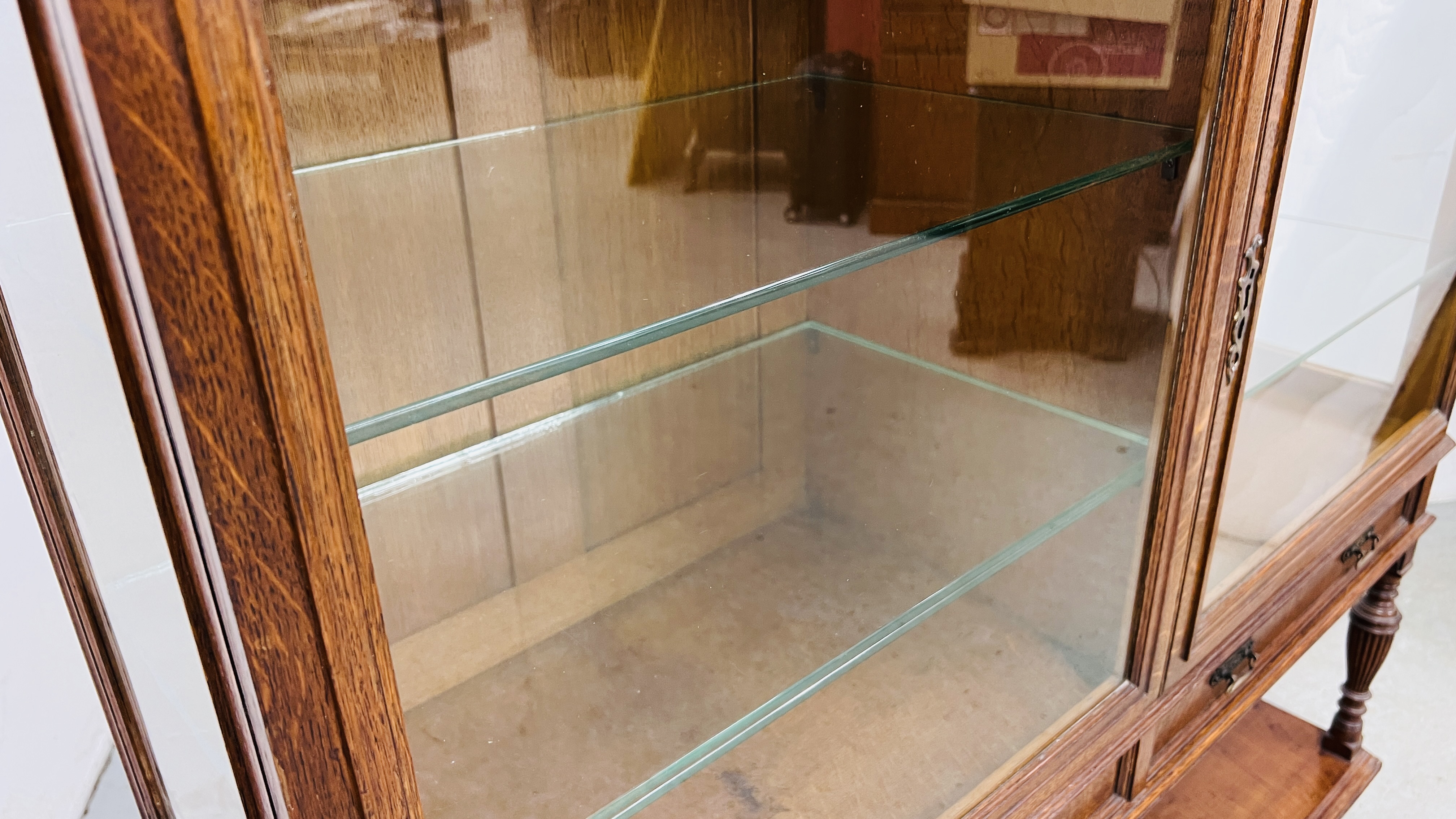 AN EDWARDIAN OAK GLAZED DISPLAY CABINET ABOVE A TWO DRAWER AND OPEN SHELF BASE WIDTH 122CM. - Image 16 of 20