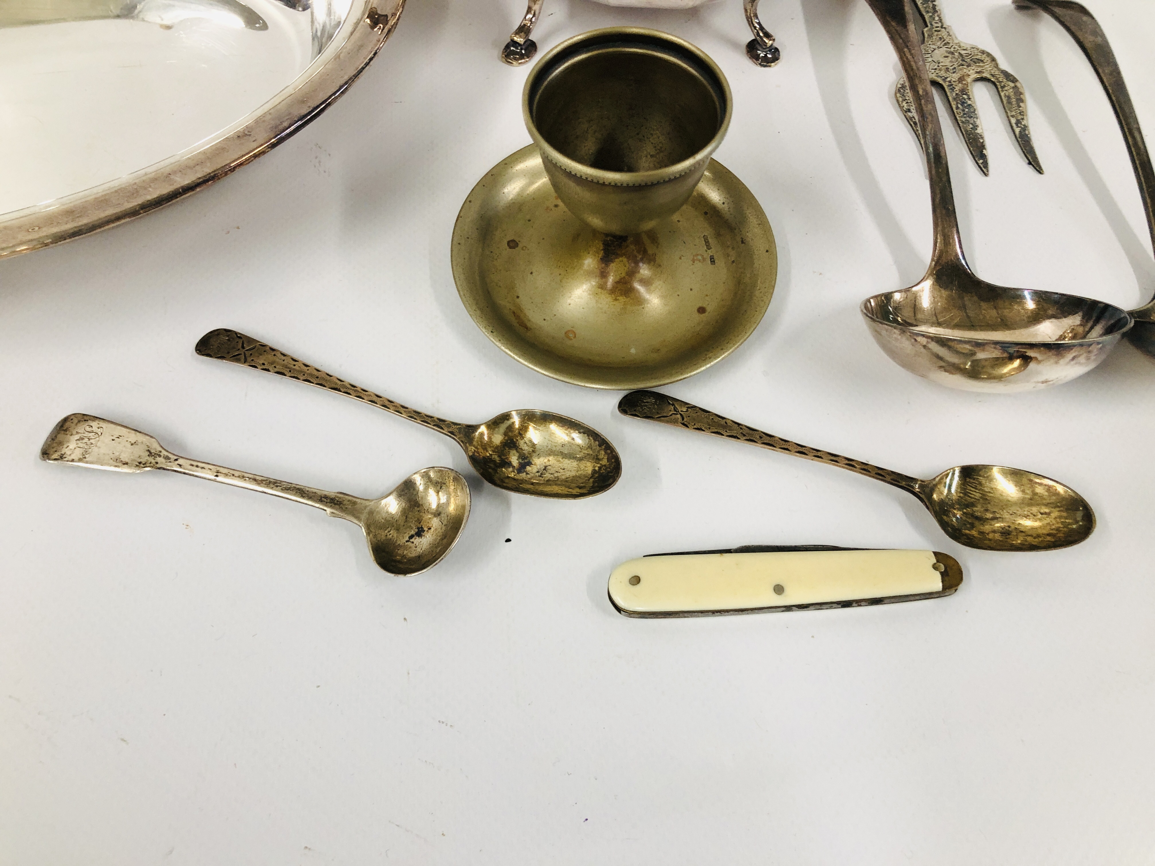 BOX OF ASSORTED VINTAGE SILVER PLATED WARE TO INCLUDE TREEN, THREE PIECE TEA SET + COFFEE POT, - Image 4 of 10