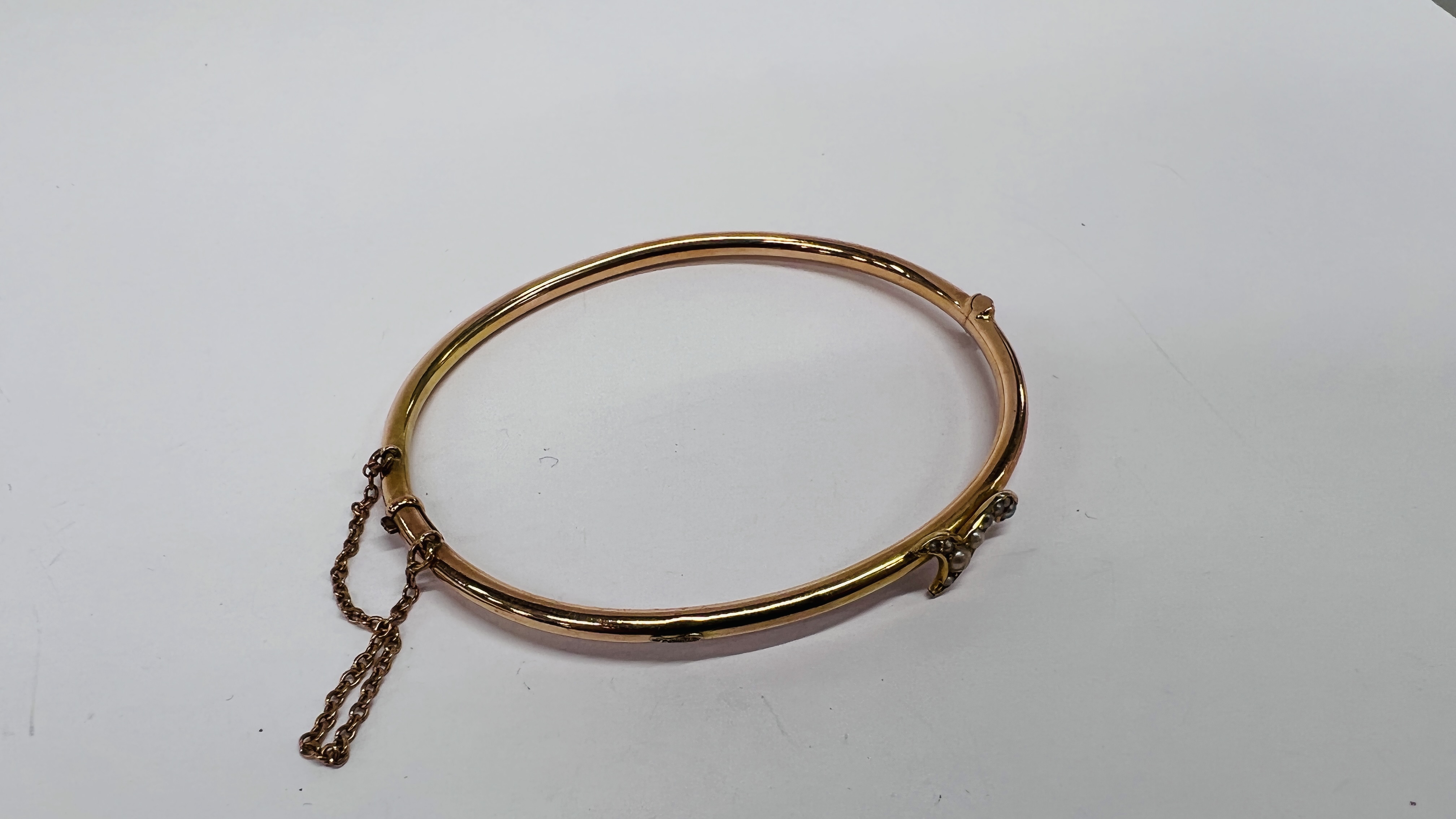 A 15CT GOLD BANGLE, MOUNTED WITH SEED PEARLS IN LEATHER CASE. - Image 6 of 11
