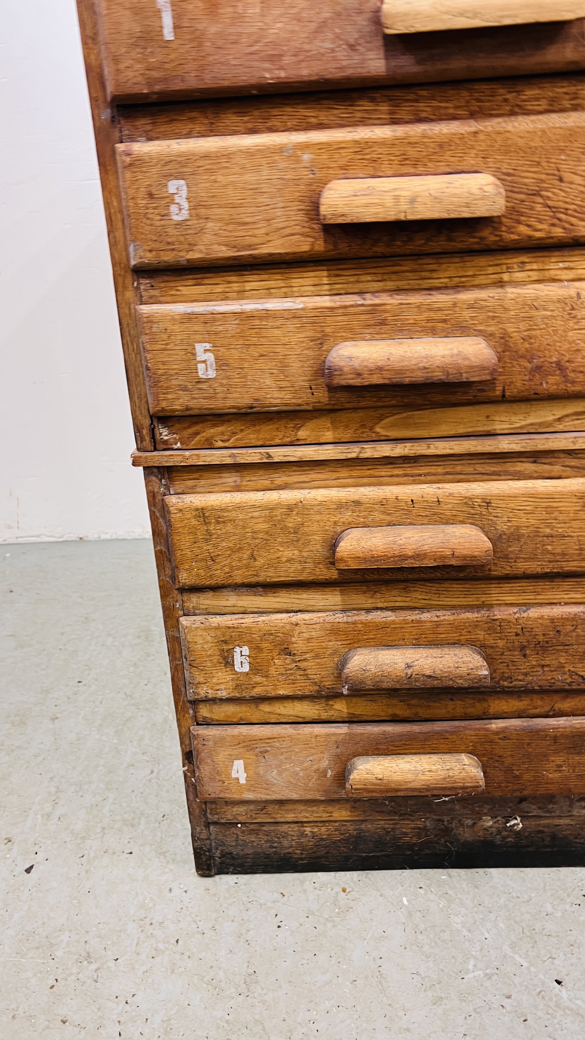 AN ANTIQUE OAK SIX DRAWER PLAN CHEST WIDTH 115CM. DEPTH 90CM. HEIGHT 90CM. - Image 8 of 15