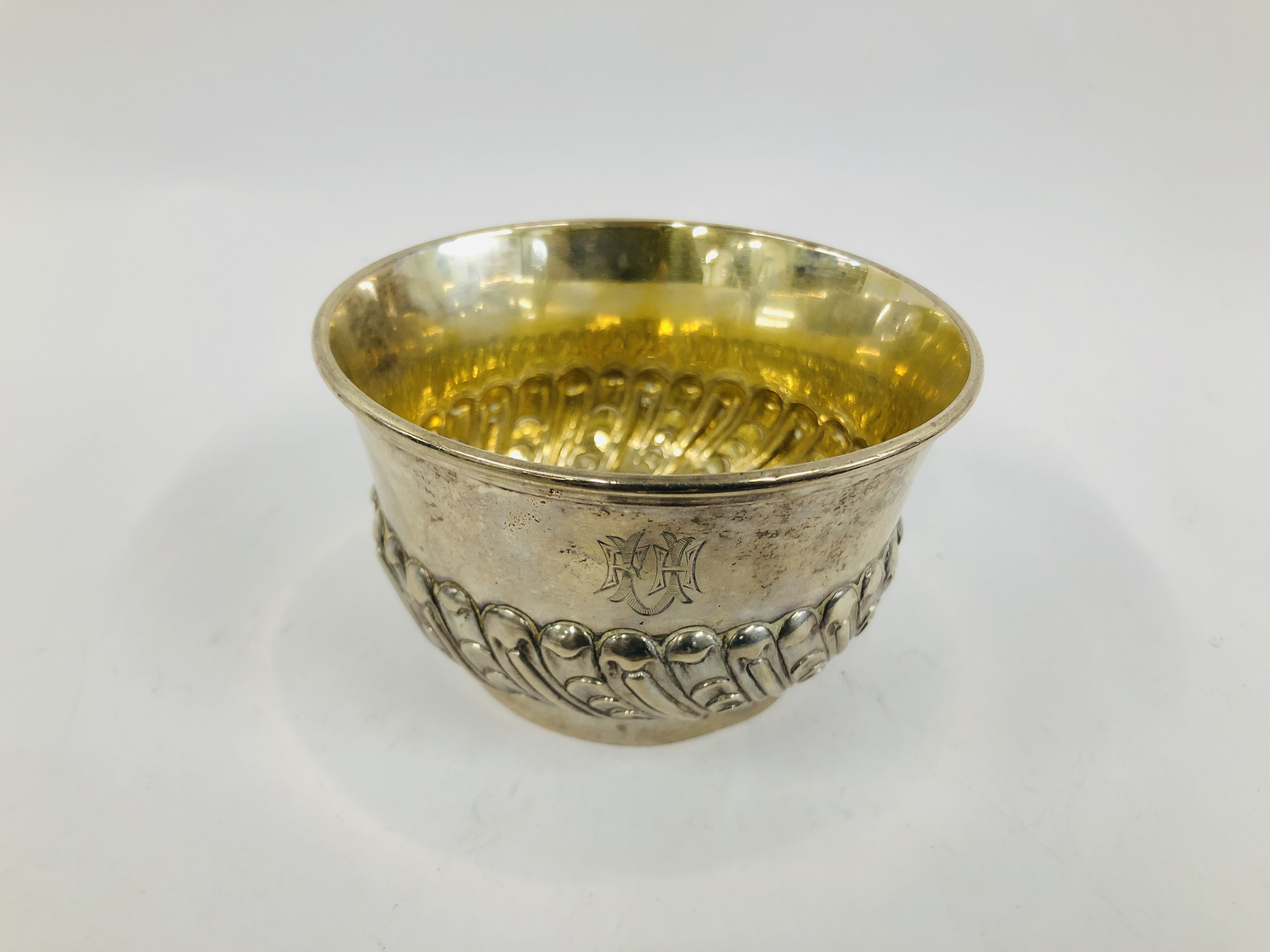 A SILVER CIRCULAR SUGAR BOWL WITH GUILLOCHE DECORATION, RUBBED MARKS DIA. 9CM. - Image 2 of 7