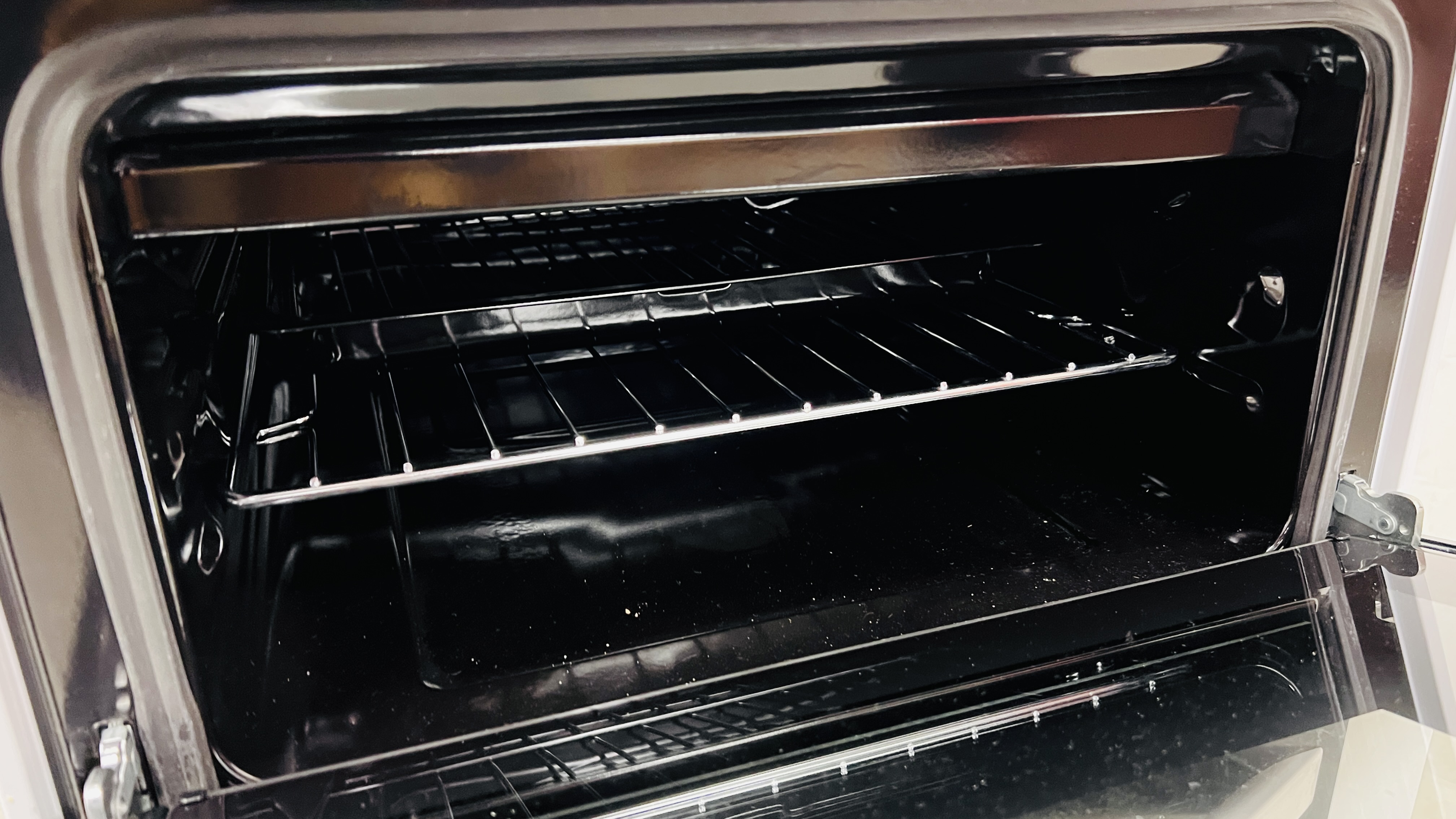 LOGIK ELECTRIC OVEN - SOLD AS SEEN. - Image 8 of 10