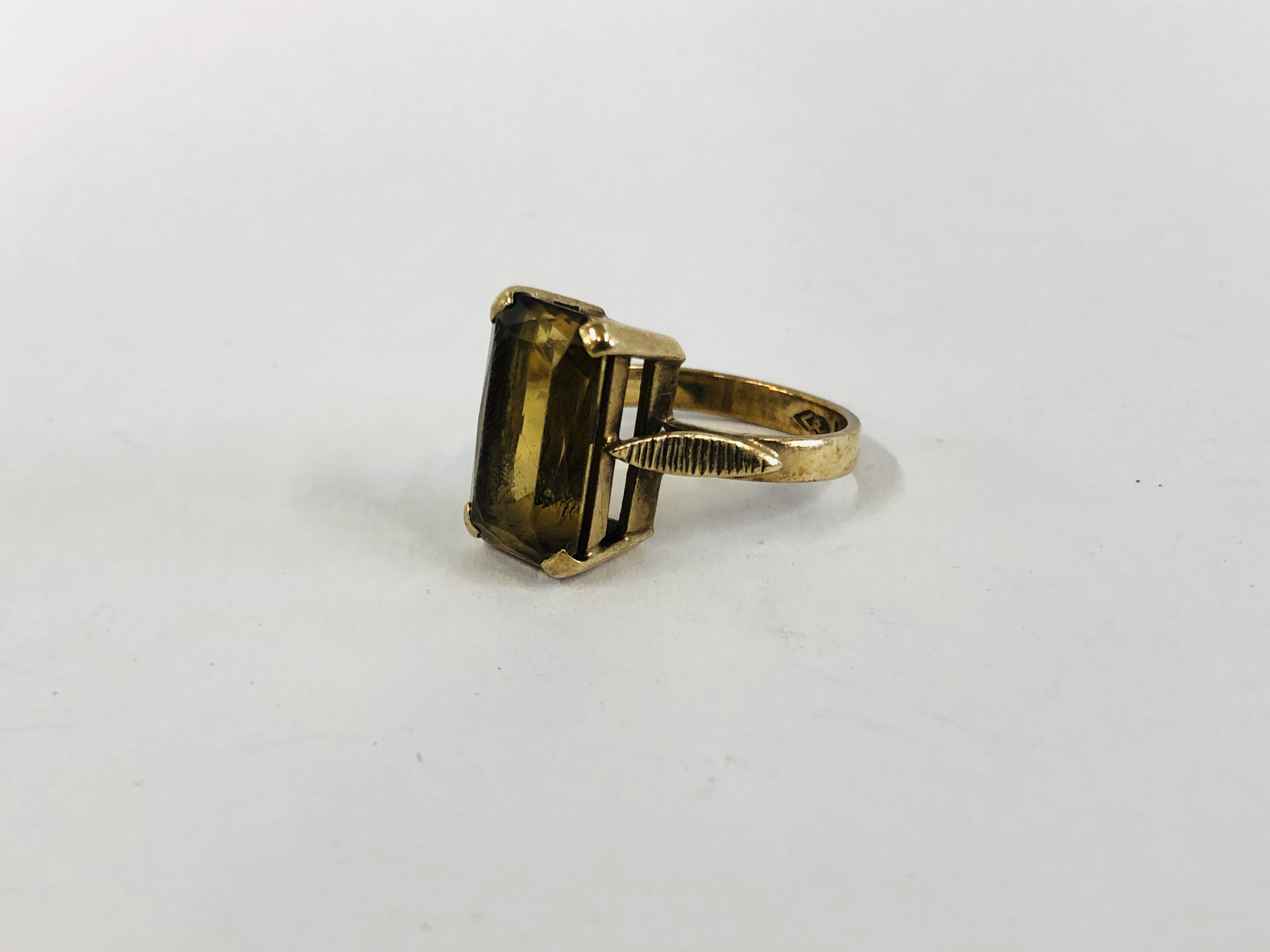 A GROUP OF THREE 9CT GOLD RINGS TO INCLUDE GYPSY STYLE, SINGLE STONE SET RING, - Image 6 of 11