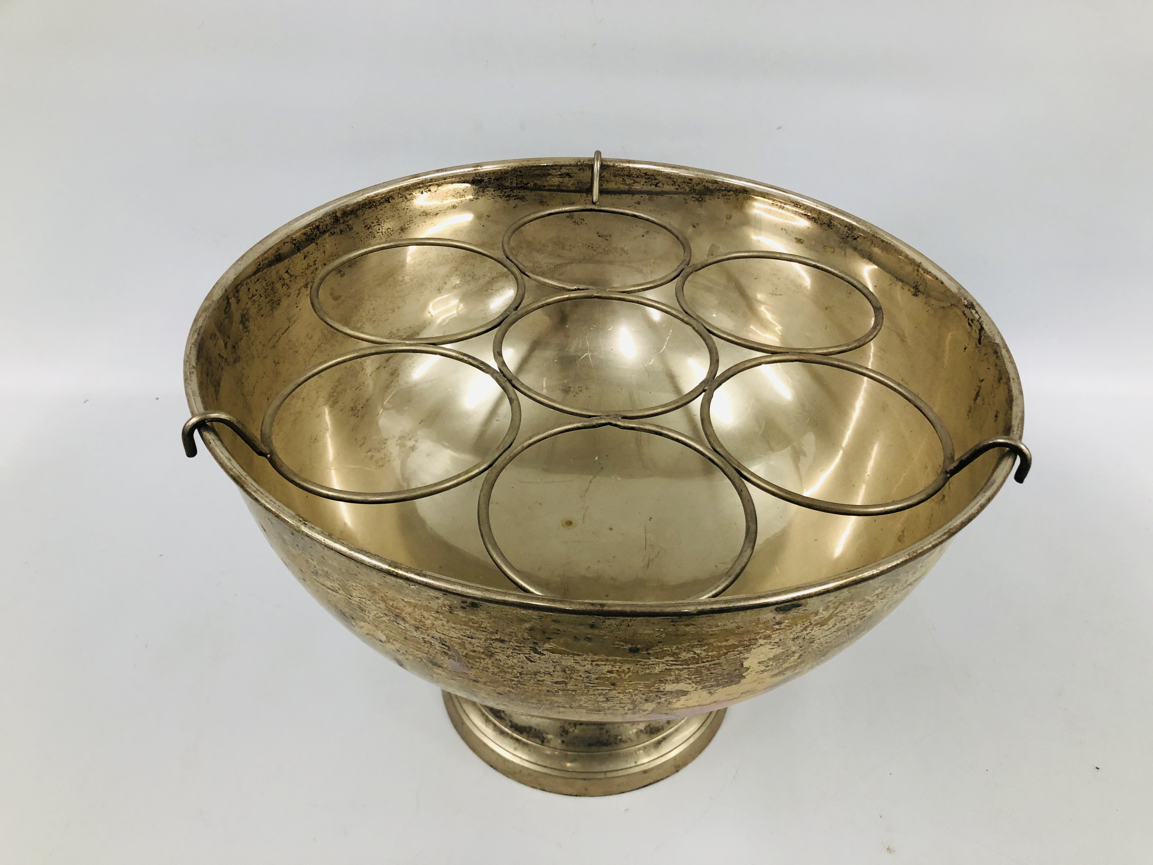 VINTAGE MID CENTURY SILVER PLATED SEVEN BOTTLE CHAMPAGNE BUCKET ON PEDESTAL BASE, H 27CM X D 39CM. - Image 2 of 6