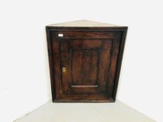 A MID C18TH OAK HANGING CORNER CABINET WIDTH 73CM. HEIGHT 87CM.