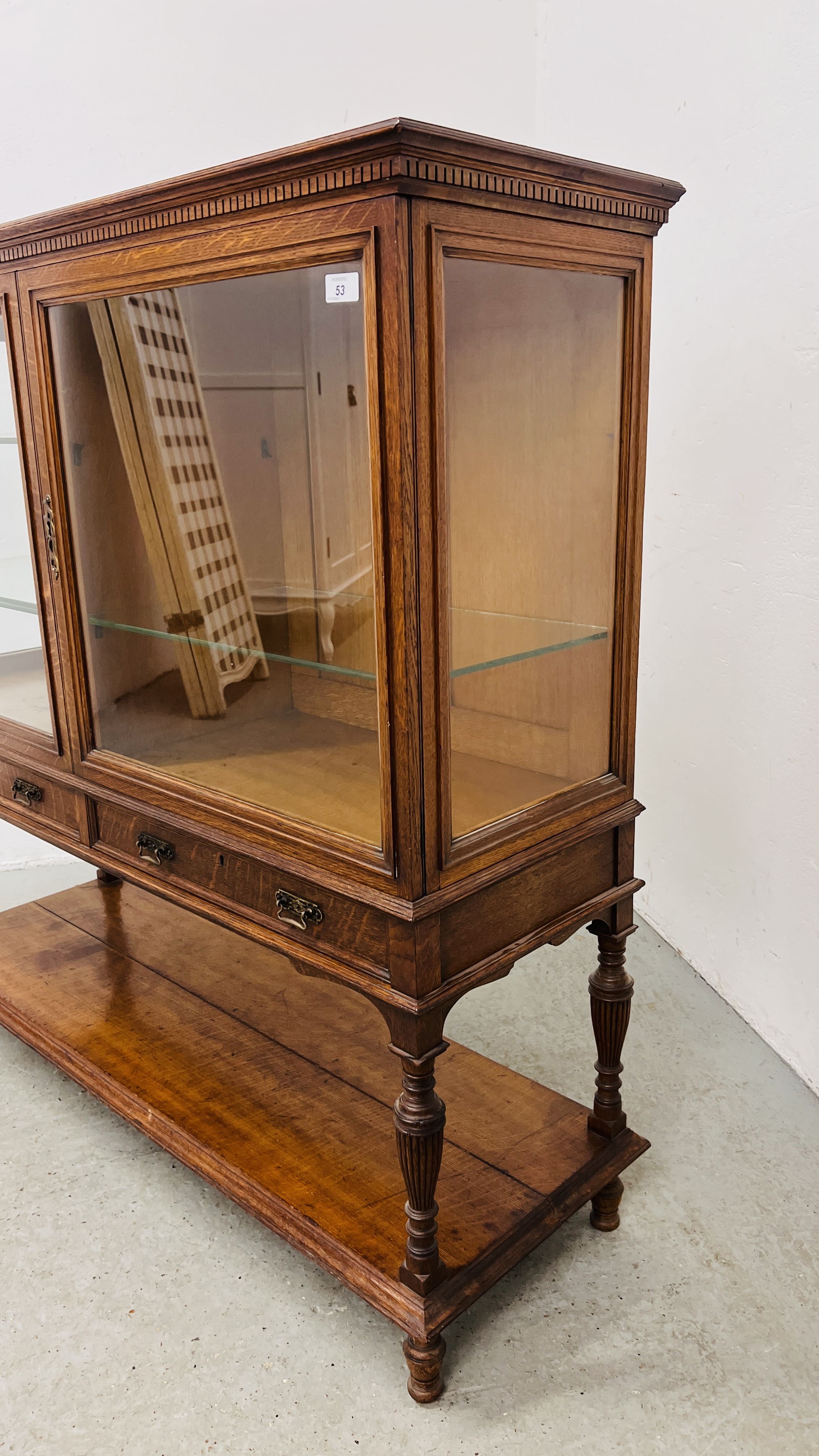 AN EDWARDIAN OAK GLAZED DISPLAY CABINET ABOVE A TWO DRAWER AND OPEN SHELF BASE WIDTH 122CM. - Image 2 of 20