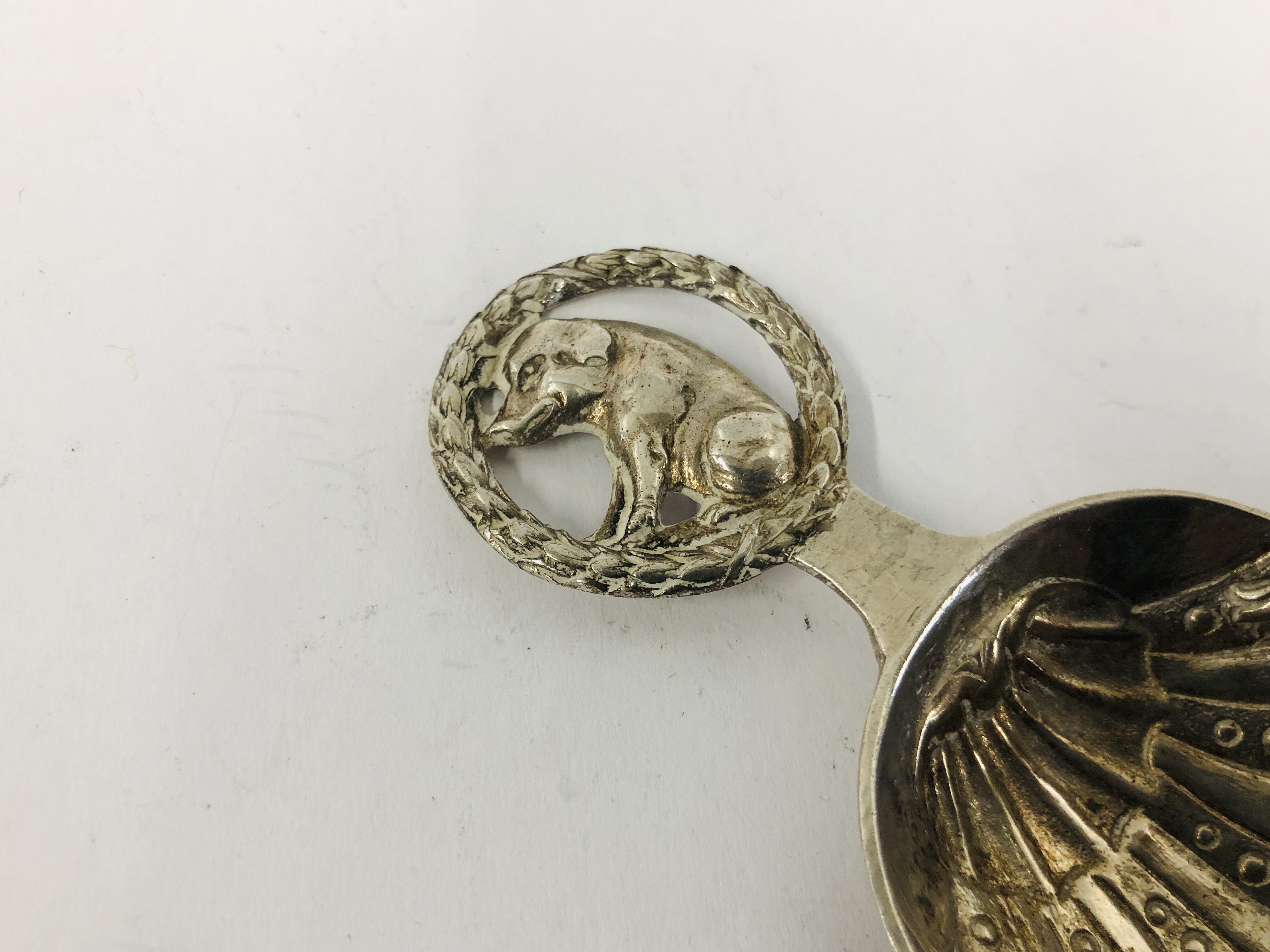 A CONTINENTAL SILVER CADDY SPOON THE HANDLE ENCLOSING A DOG IMPORTED BY BERTHULD MULLER CHESTER - Image 3 of 9