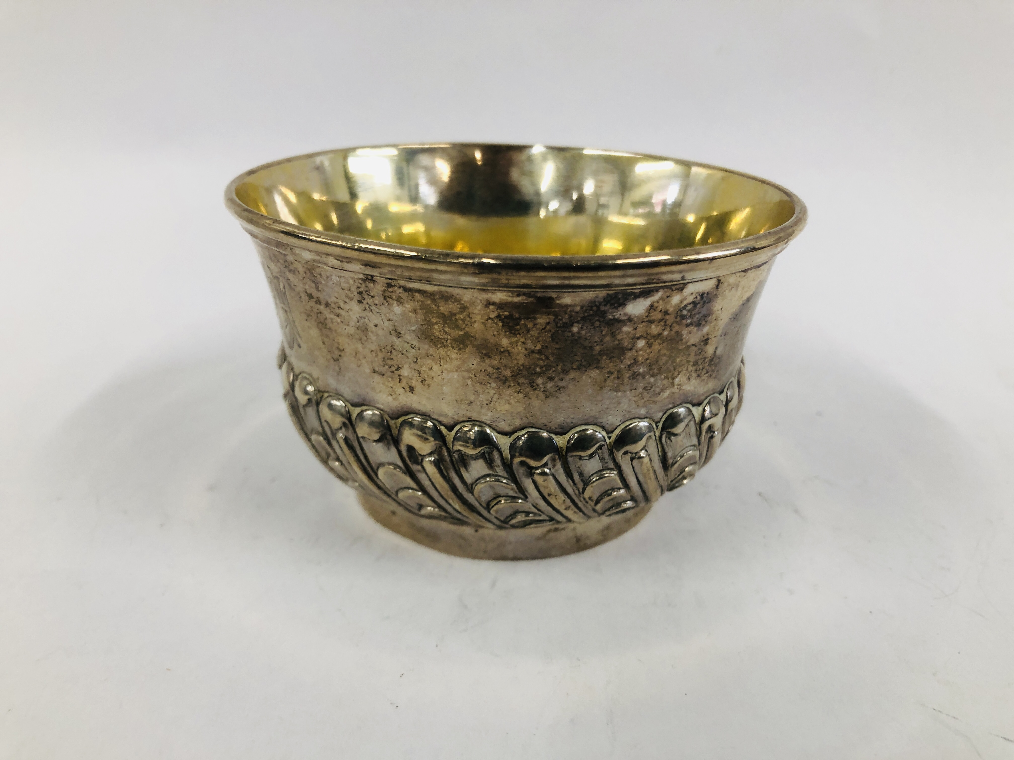 A SILVER CIRCULAR SUGAR BOWL WITH GUILLOCHE DECORATION, RUBBED MARKS DIA. 9CM. - Image 4 of 7