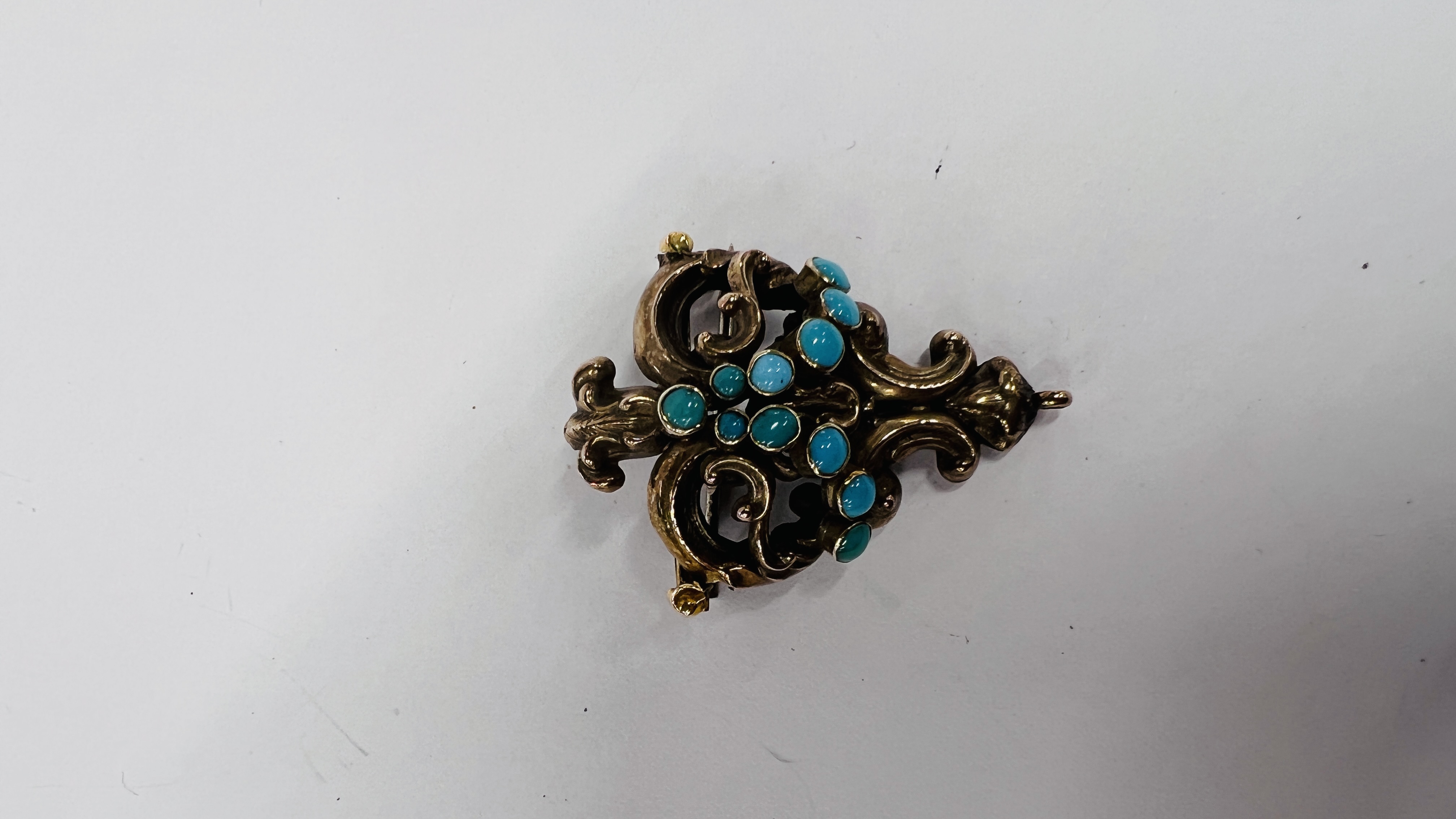 A YELLOW METAL TURQUOISE BROOCH, THE GRADUATED STONES IN A SCROLLED SETTING. - Image 3 of 8