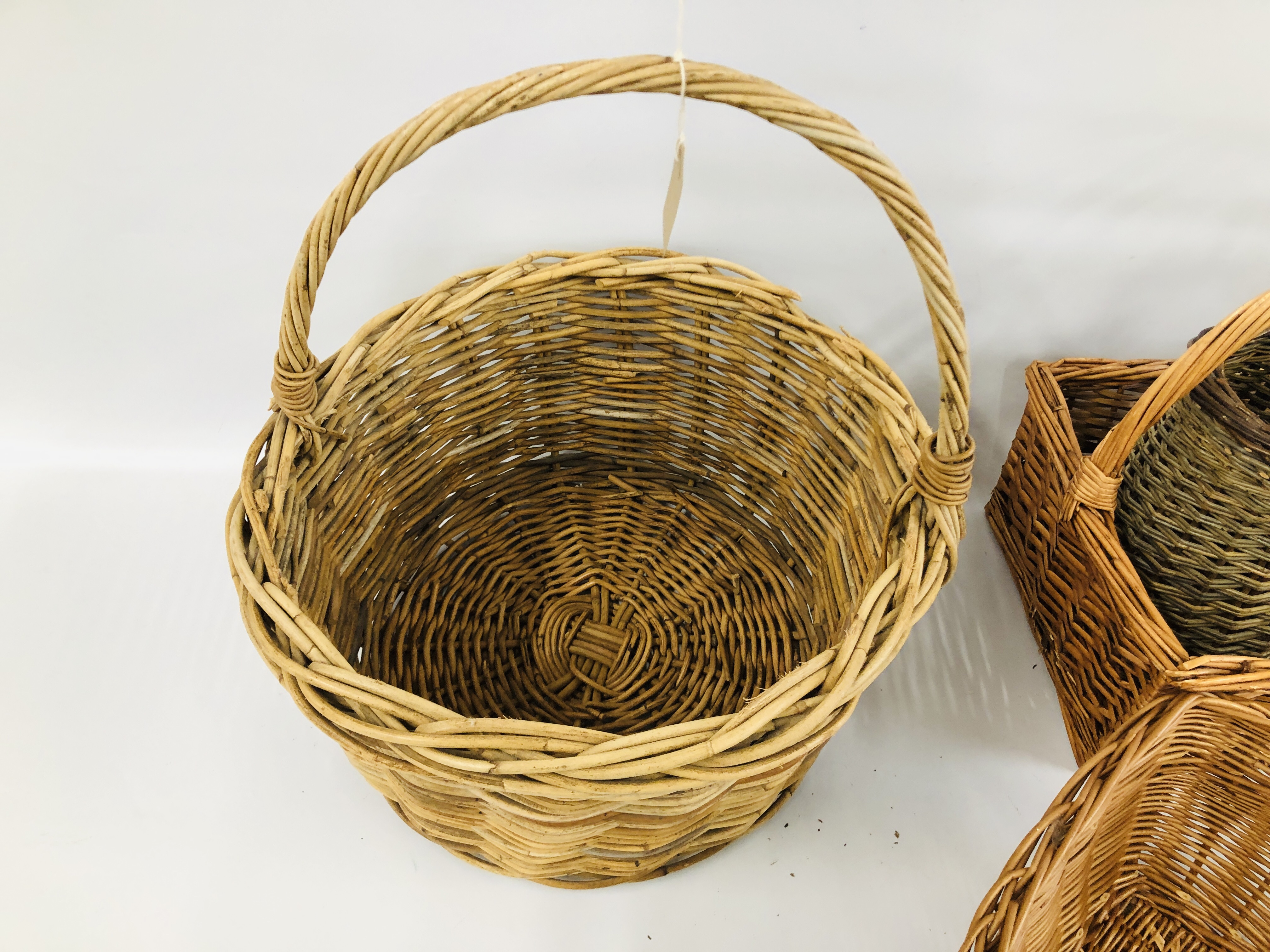 A GROUP OF FOUR VARIOUS WICKER BASKETS. - Image 4 of 4