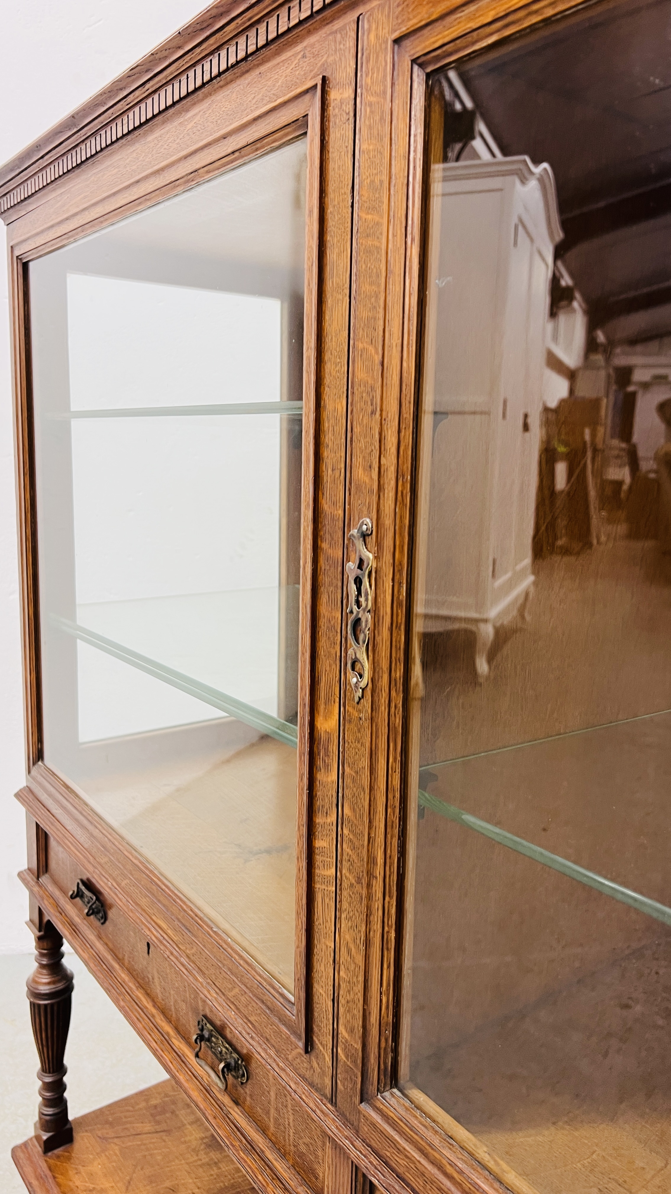 AN EDWARDIAN OAK GLAZED DISPLAY CABINET ABOVE A TWO DRAWER AND OPEN SHELF BASE WIDTH 122CM. - Image 14 of 20