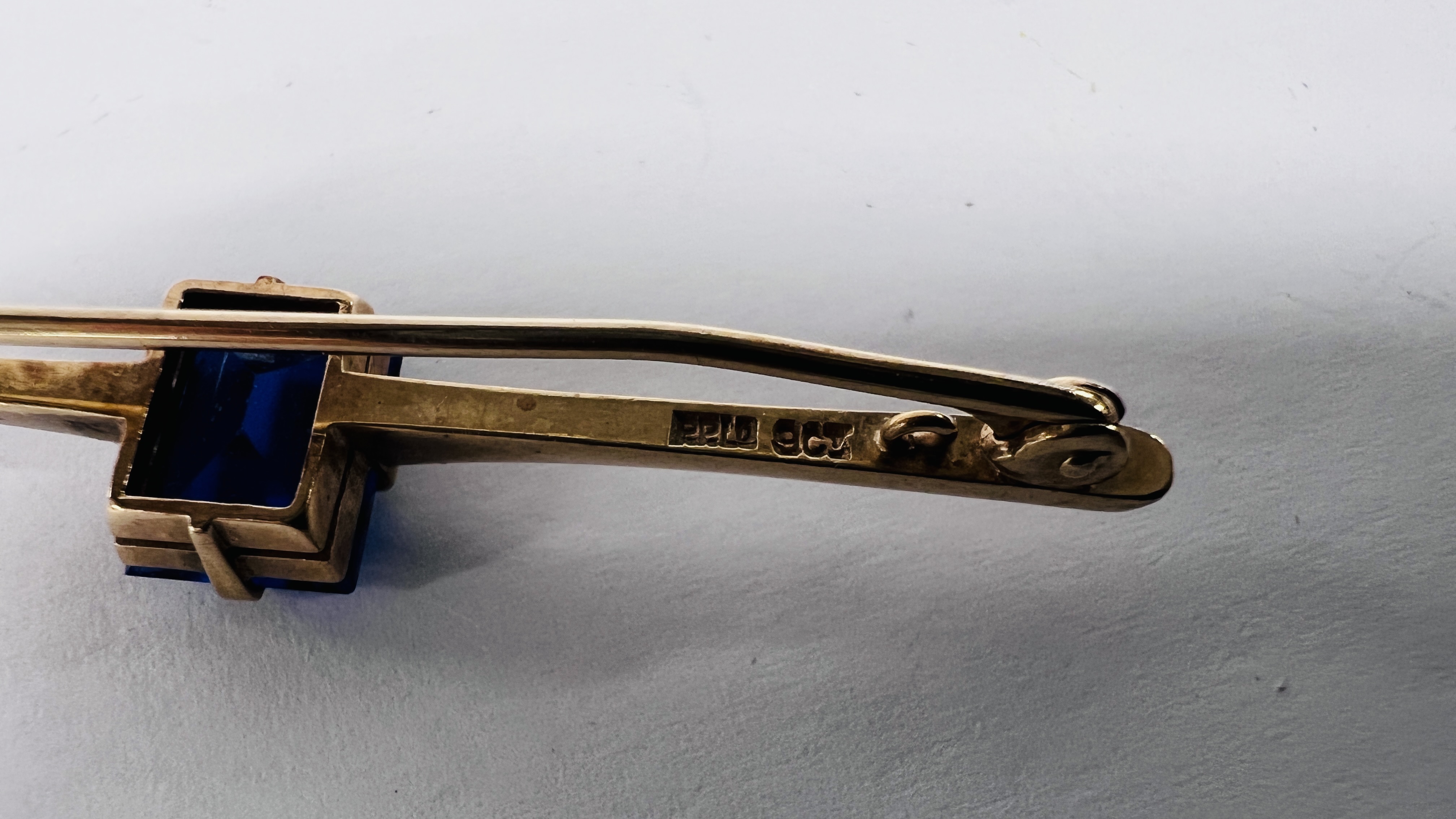 A 9CT GOLD BAR BROOCH, THE RECTANGULAR STONE CHIPPED ON TWO EDGES. - Image 8 of 10