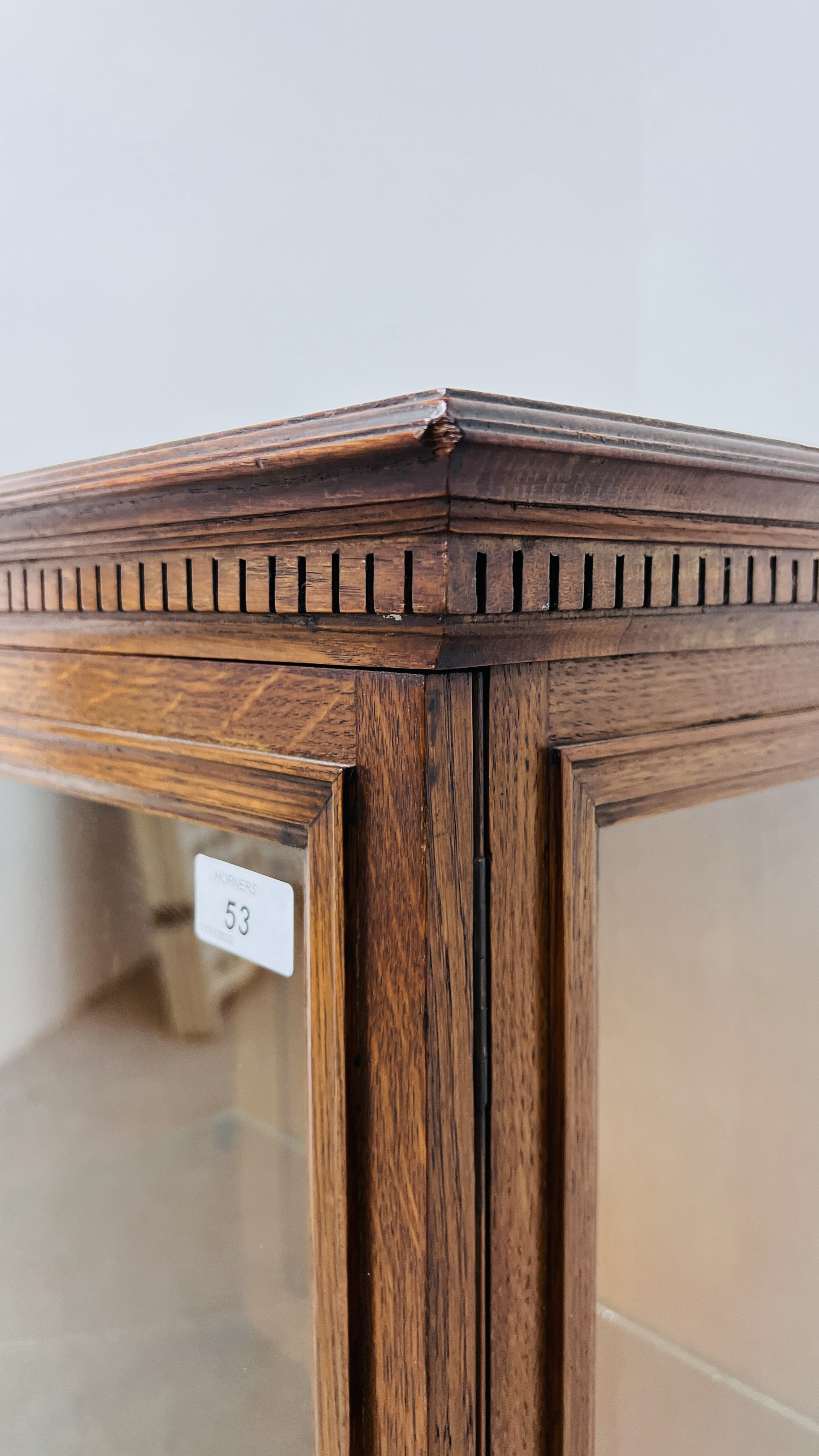 AN EDWARDIAN OAK GLAZED DISPLAY CABINET ABOVE A TWO DRAWER AND OPEN SHELF BASE WIDTH 122CM. - Image 11 of 20