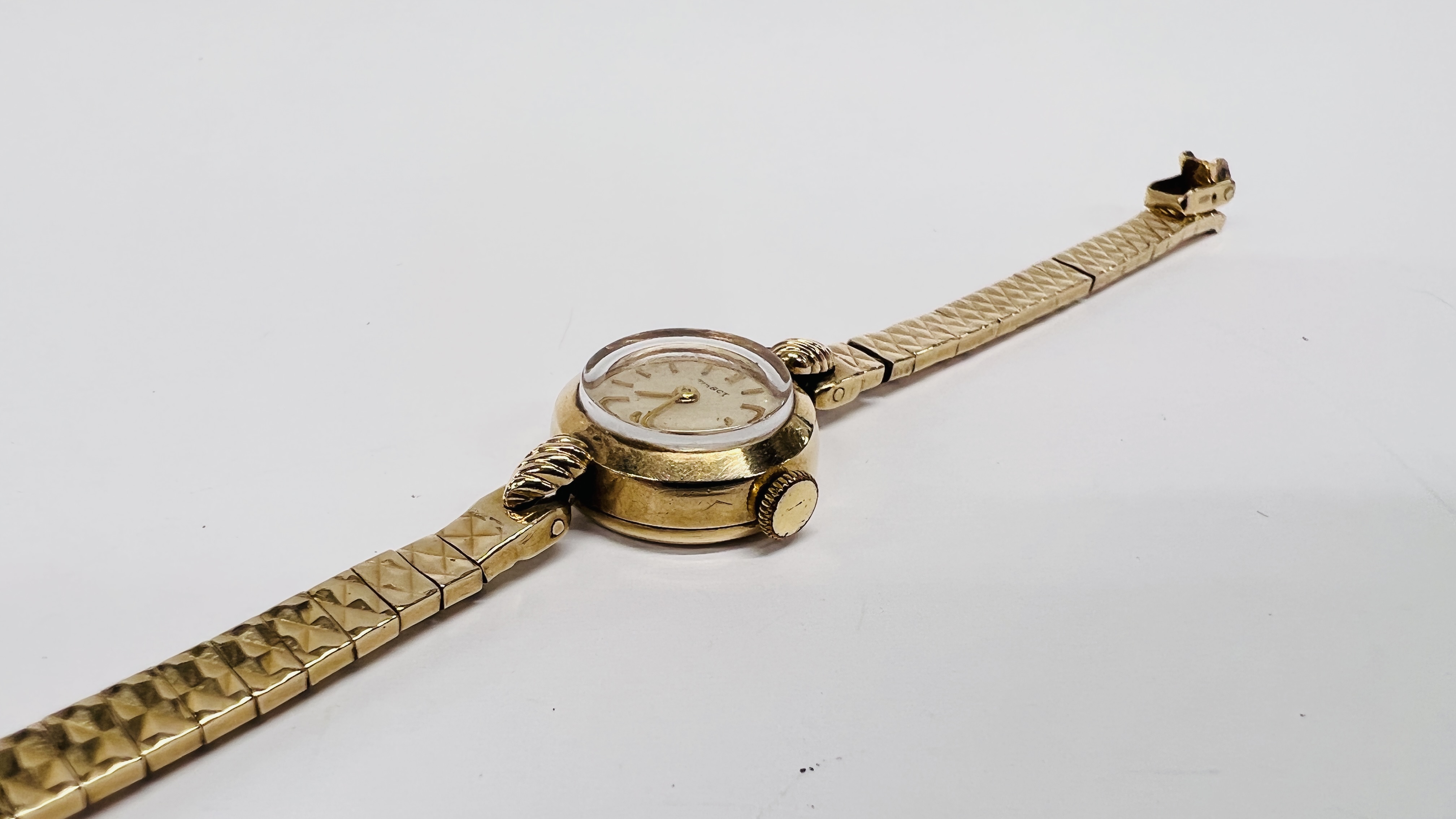 A LADY'S 9CT GOLD TISSOT WRISTWATCH WITH BATON NUMERALS, ON A 9CT GOLD BRACELET. - Image 6 of 13