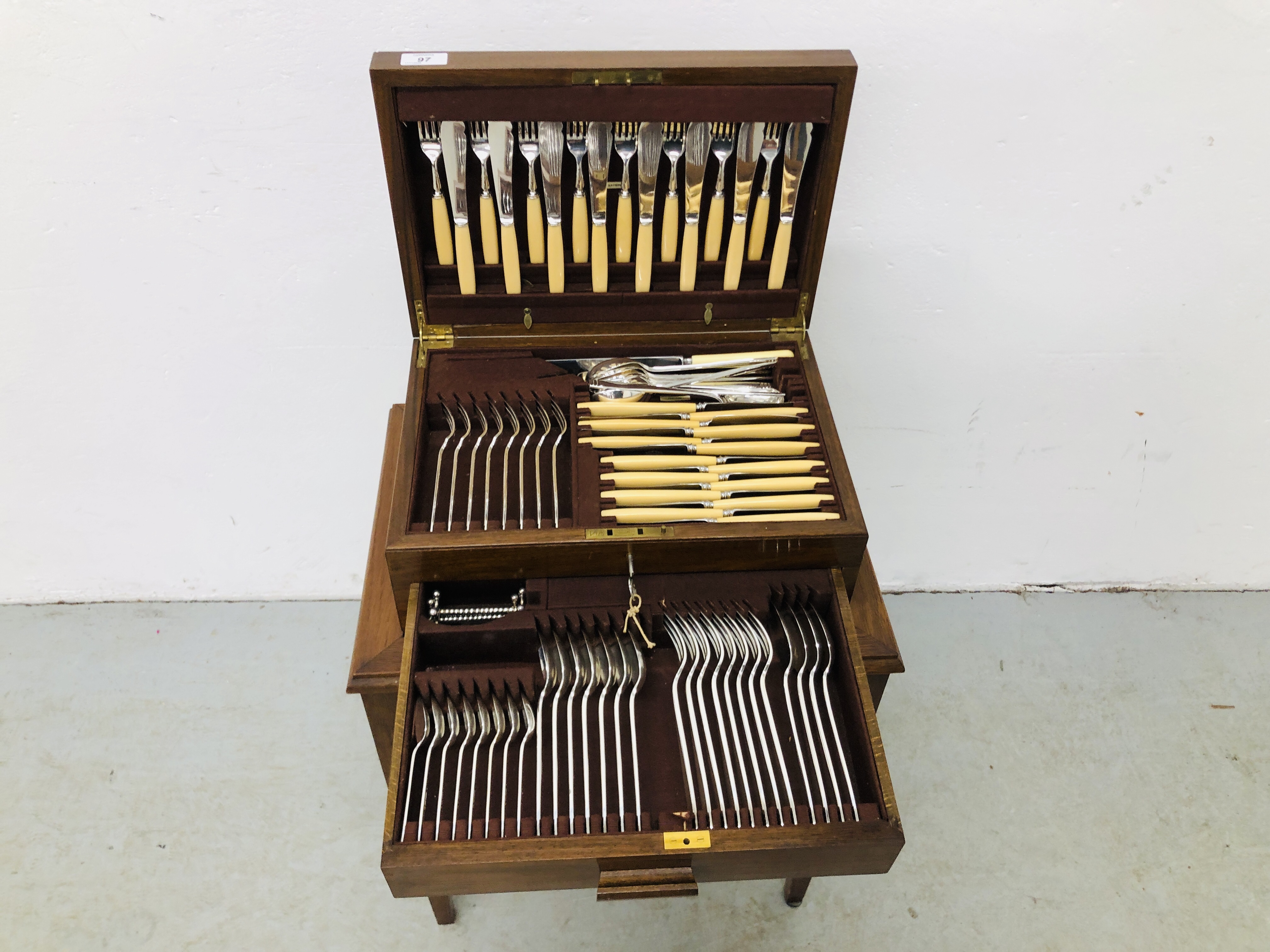A MAHOGANY CANTEEN OF SILVER PLATED CUTLERY (NOT COMPLETE) ON MAHOGANY STAND - Image 2 of 9
