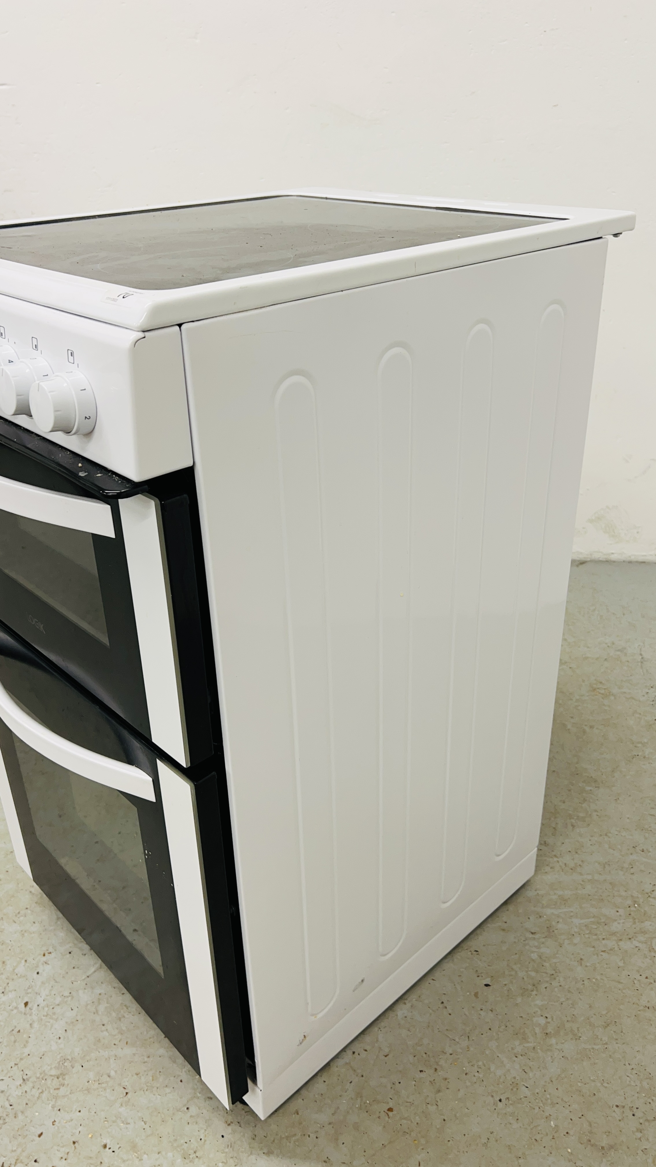 LOGIK ELECTRIC OVEN - SOLD AS SEEN. - Image 5 of 10