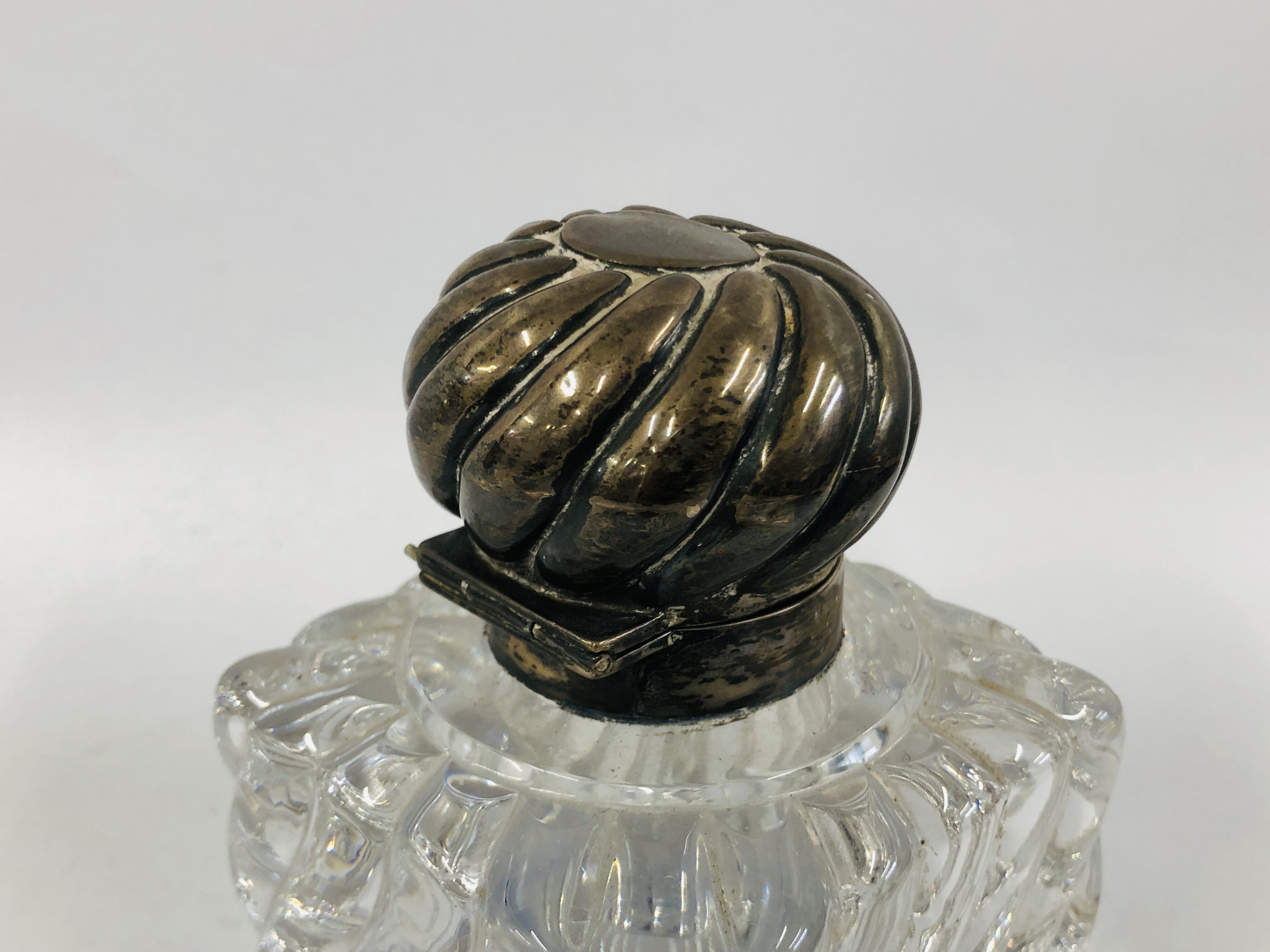 A SILVER MOUNTED GLASS INKWELL, THE COLLAR AND LID BIRMINGHAM 1916, - Image 6 of 7