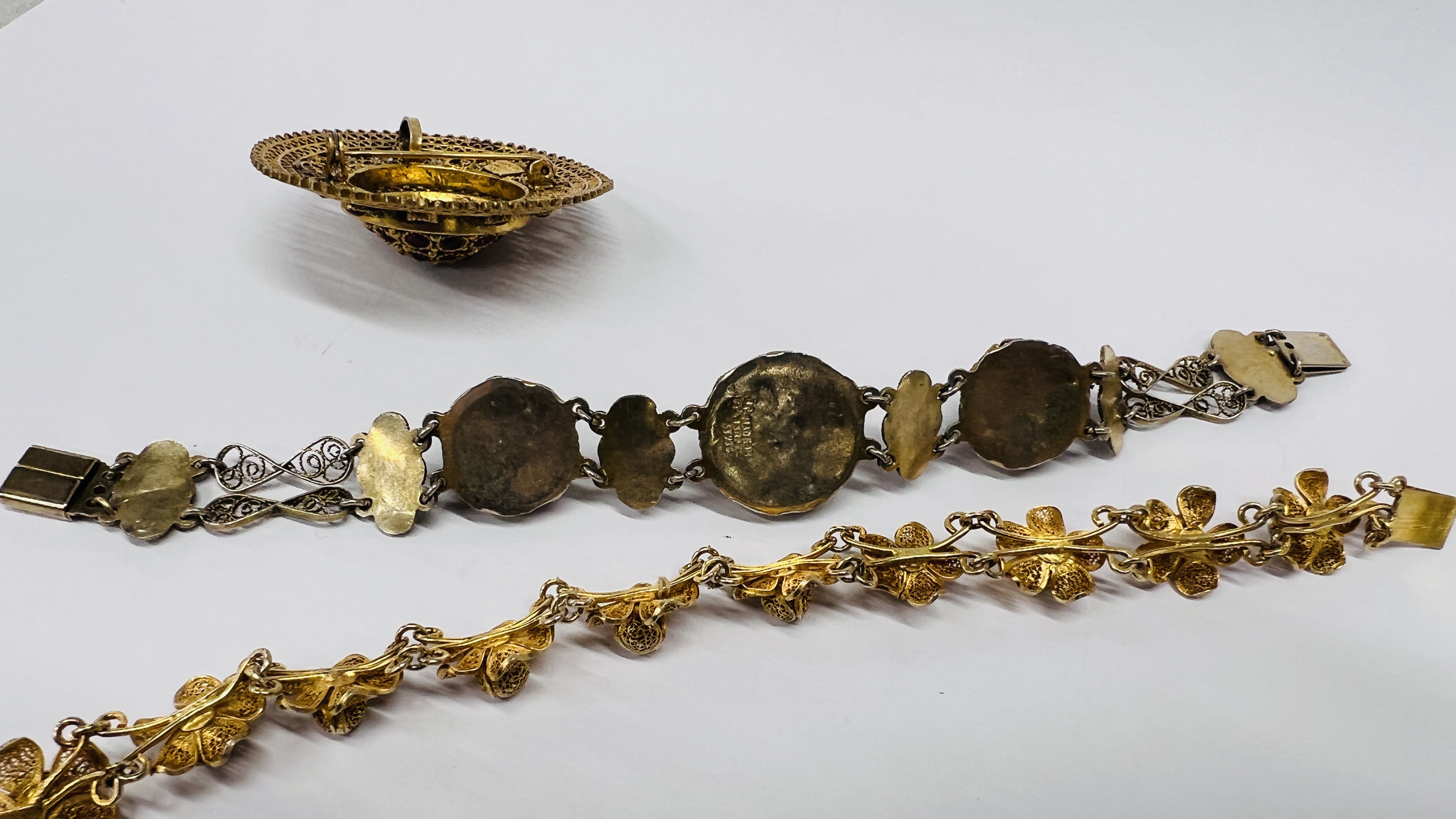 A SILVER GILT BROOCH MADE IN ISRAEL, SET WITH CABOCHONS, - Image 9 of 10