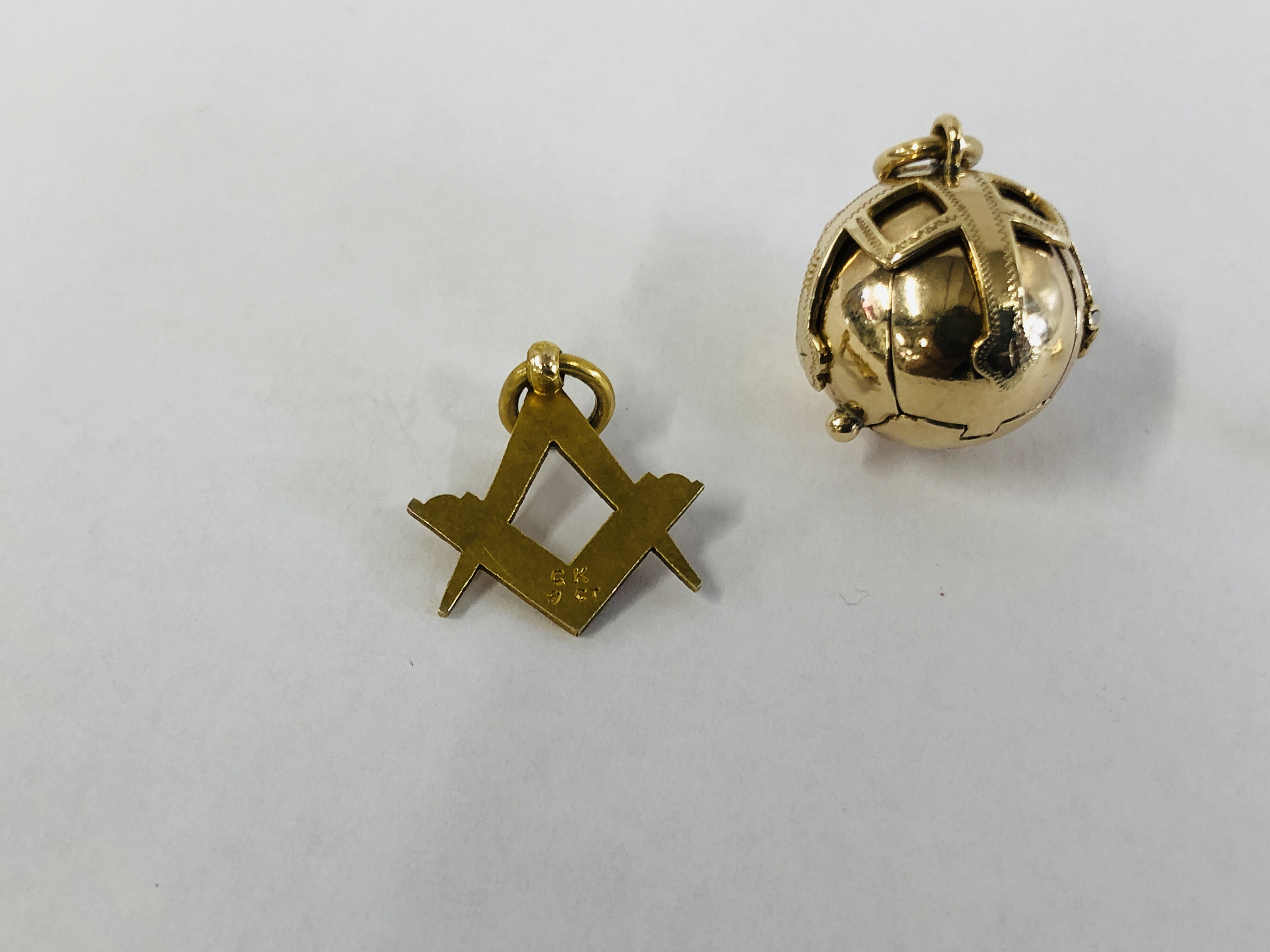 9CT. GOLD MASONIC JEWELLERY TO INCLUDE TWO PENDANTS AND A STICK PIN, 9CT. - Image 7 of 12