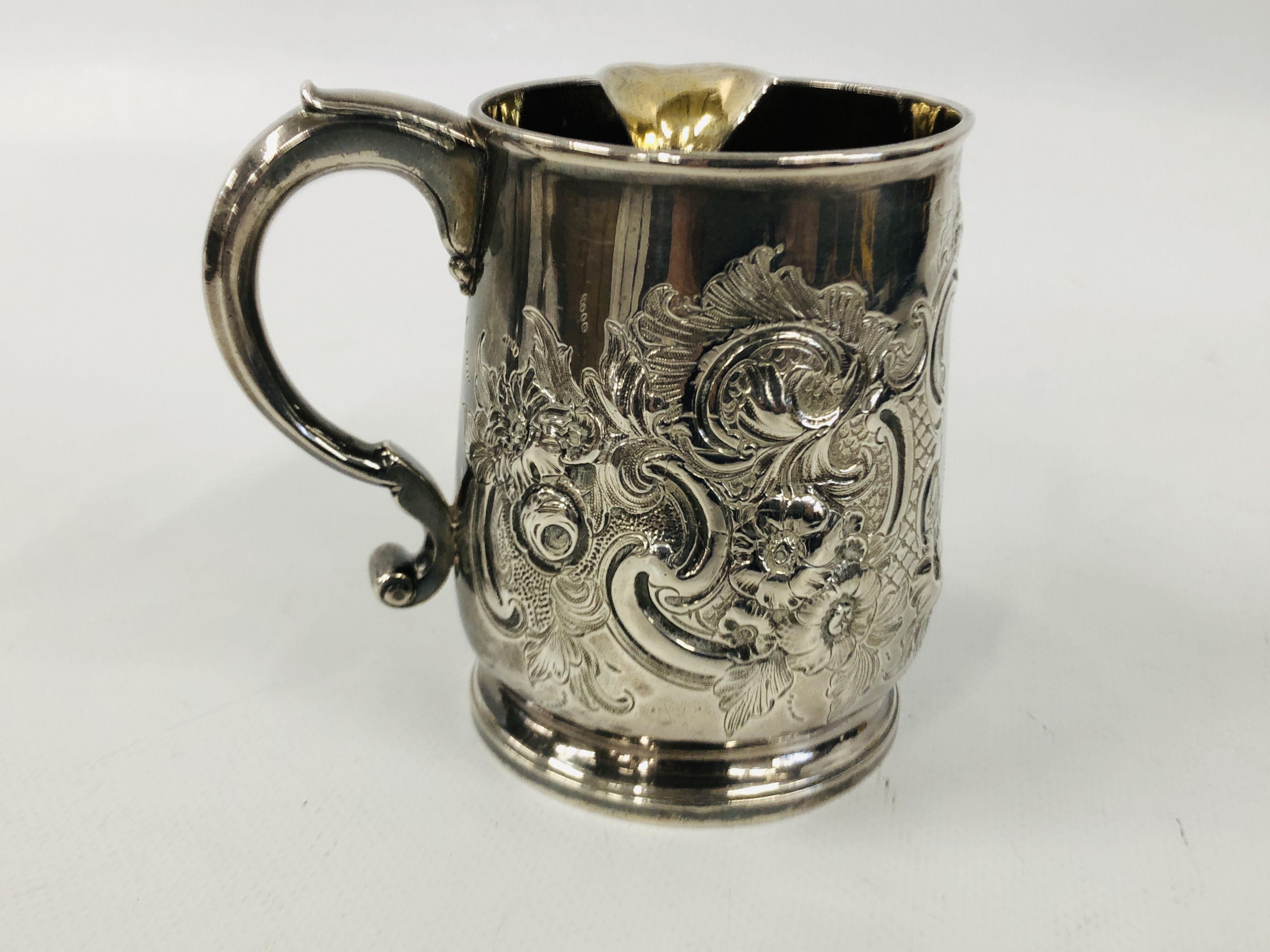 A GEORGE I BRITANNIA STANDARD SILVER LIPPED TANKARD WITH LATER DECORATION AND INSCRIPTION HEIGHT - Image 6 of 8