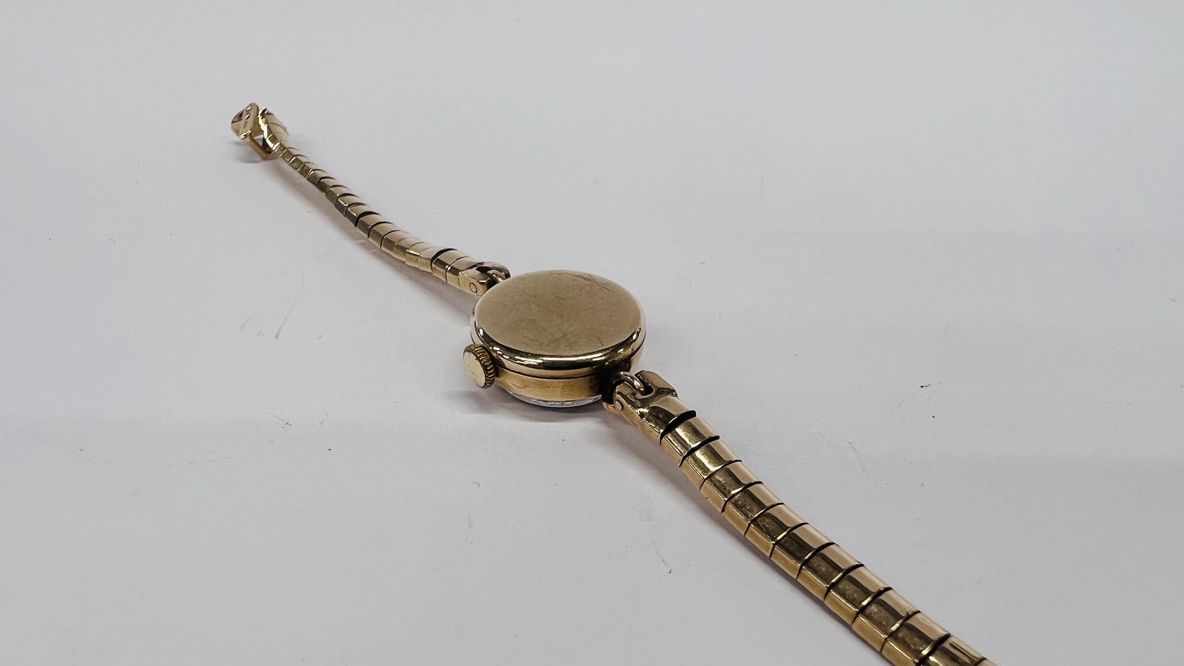 A LADY'S 9CT GOLD TISSOT WRISTWATCH WITH BATON NUMERALS, ON A 9CT GOLD BRACELET. - Image 9 of 13