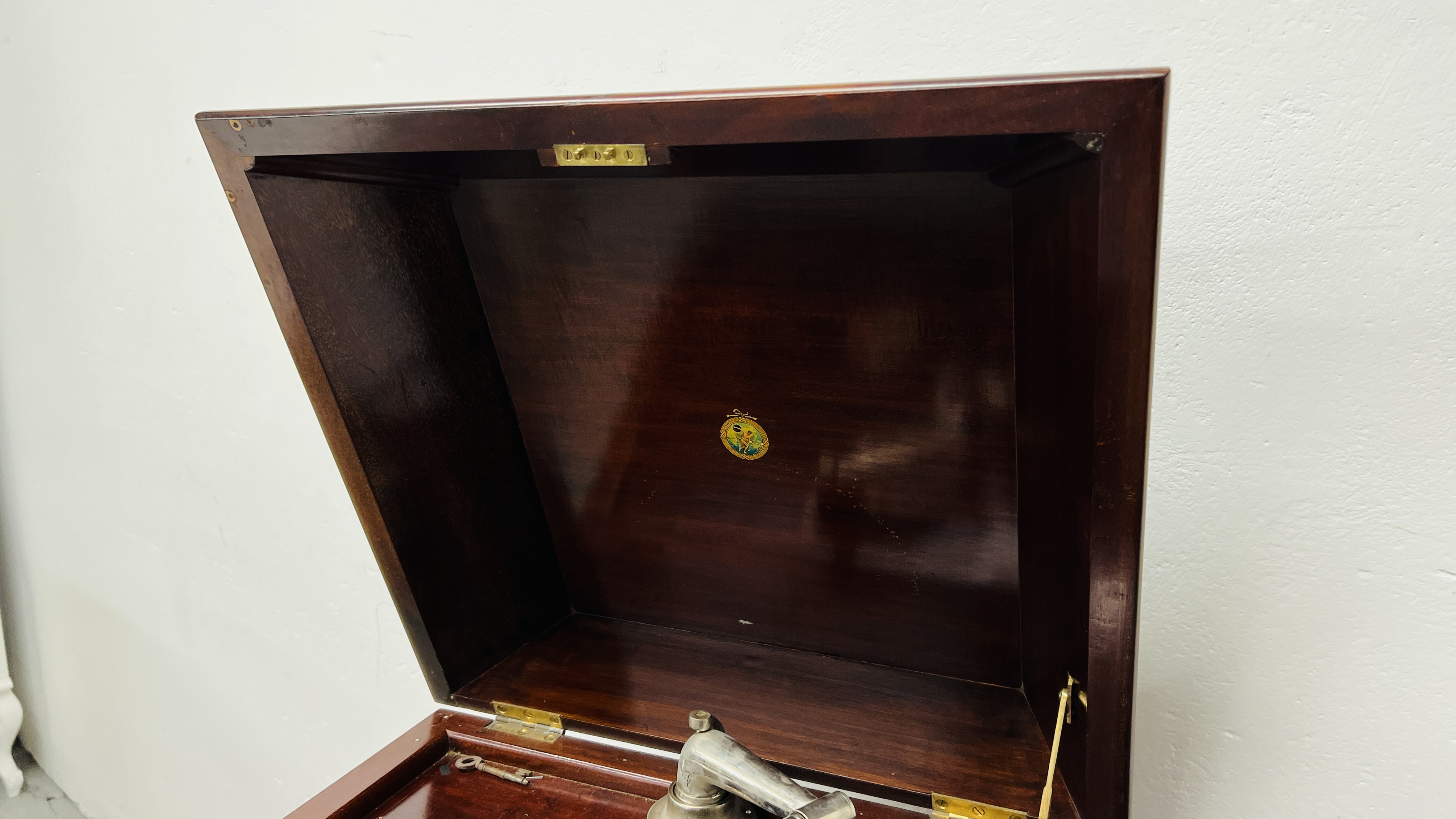 AN EARLY C20TH MAHOGANY CASED GRAMOPHONE, W 53CM, D 50CM, H 110CM. - Image 5 of 12