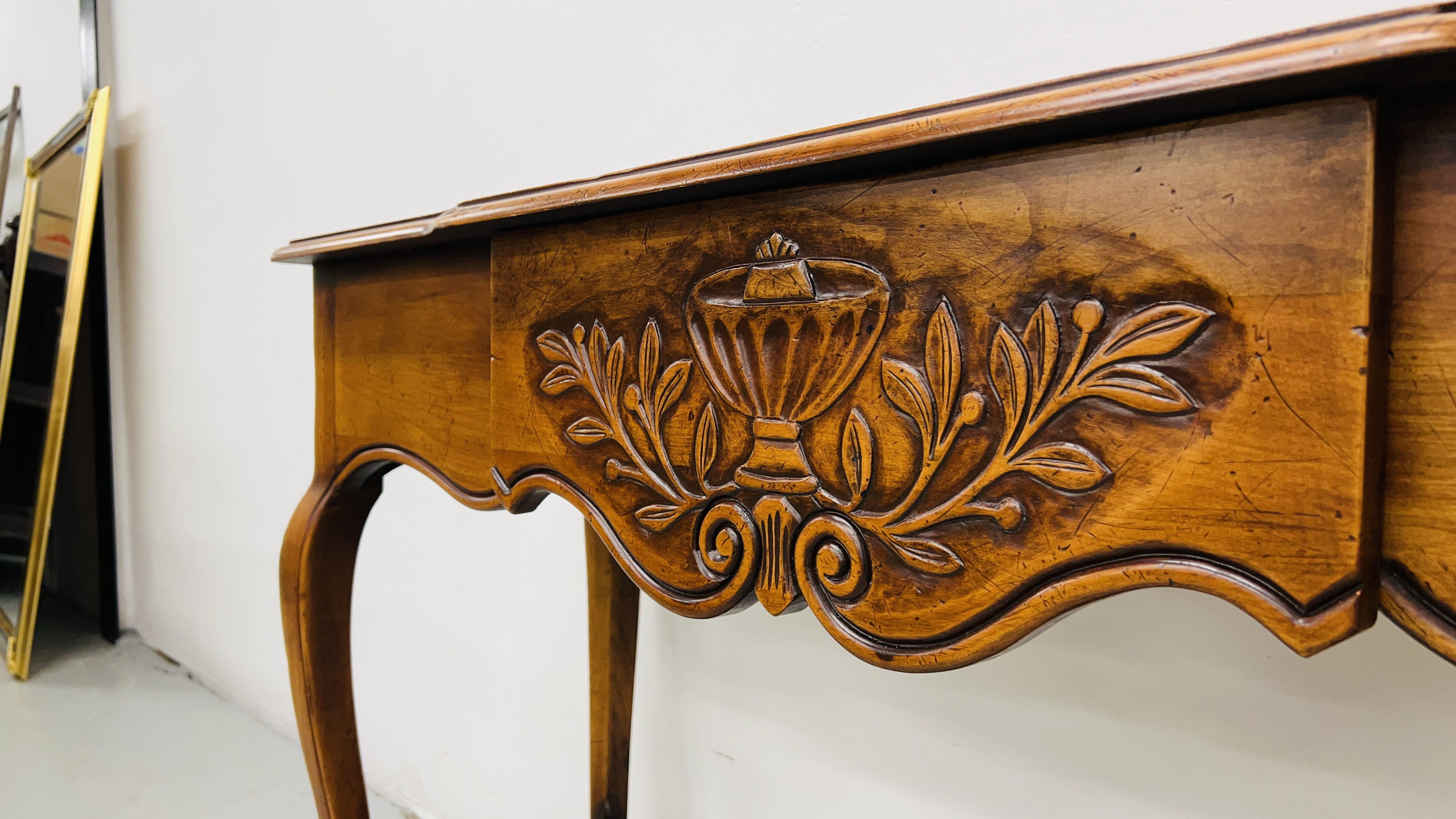 REPRODUCTION MAHOGANY SIDE TABLE WITH CENTRAL CONCEALED DRAWER AND SHELF BELOW WIDTH 118CM. - Image 8 of 9