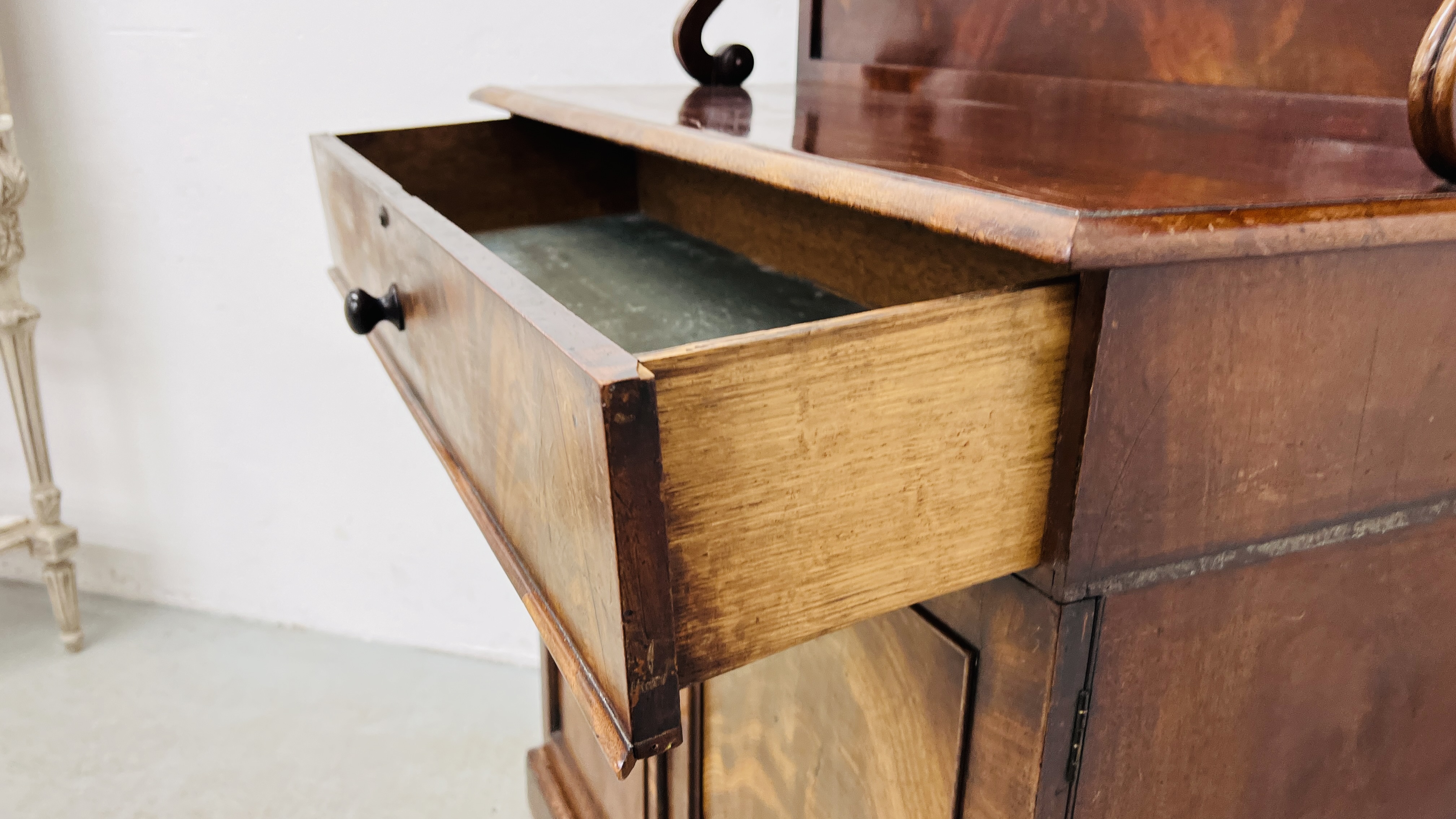 A VICTORIAN MAHOGANY SINGLE DRAWER SIDEBOARD WITH UPSTAND WIDTH 100CM. DEPTH 44CM. HEIGHT 146CM. - Image 8 of 9