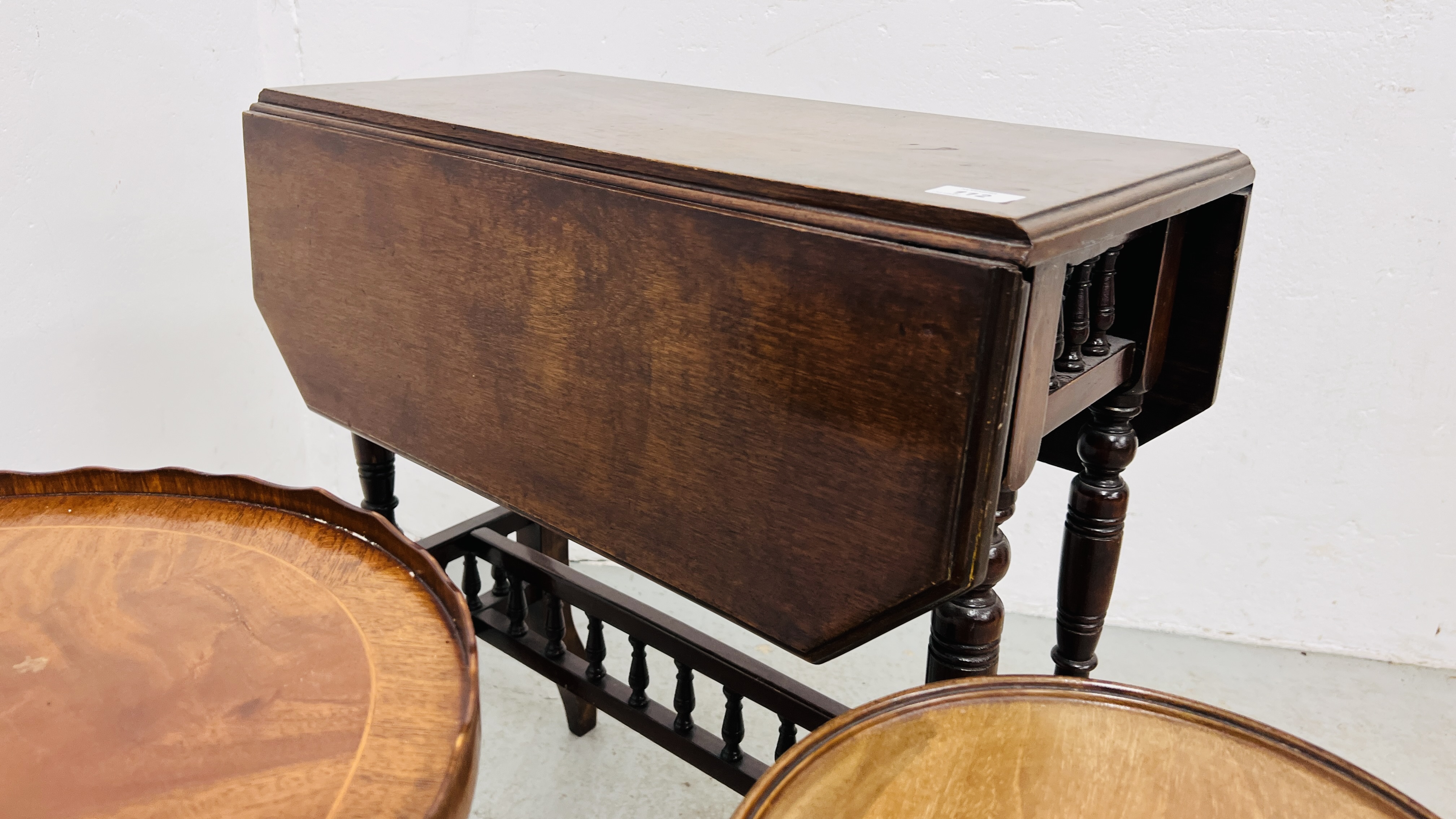 VINTAGE MAHOGANY DROP LEAF OCCASIONAL TABLE ALONG WITH A FURTHER THREE OCCASIONAL TABLES OF - Image 6 of 9