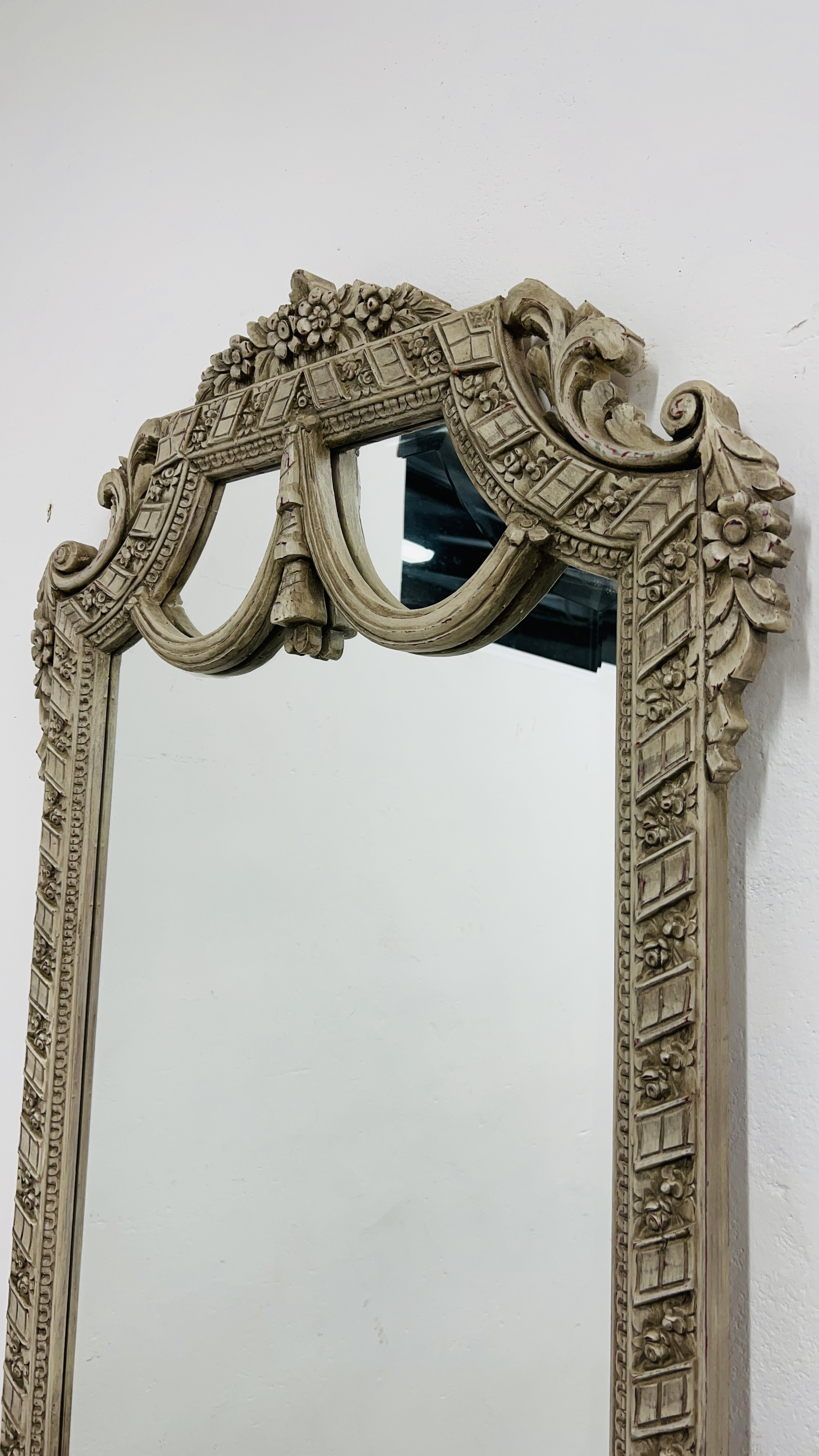 A CONTINENTAL MARBLE TOP HALF MOON SIDE TABLE ON ORNATE CARVED BASE AND SHELF BELOW WITH MIRRORED - Image 3 of 10