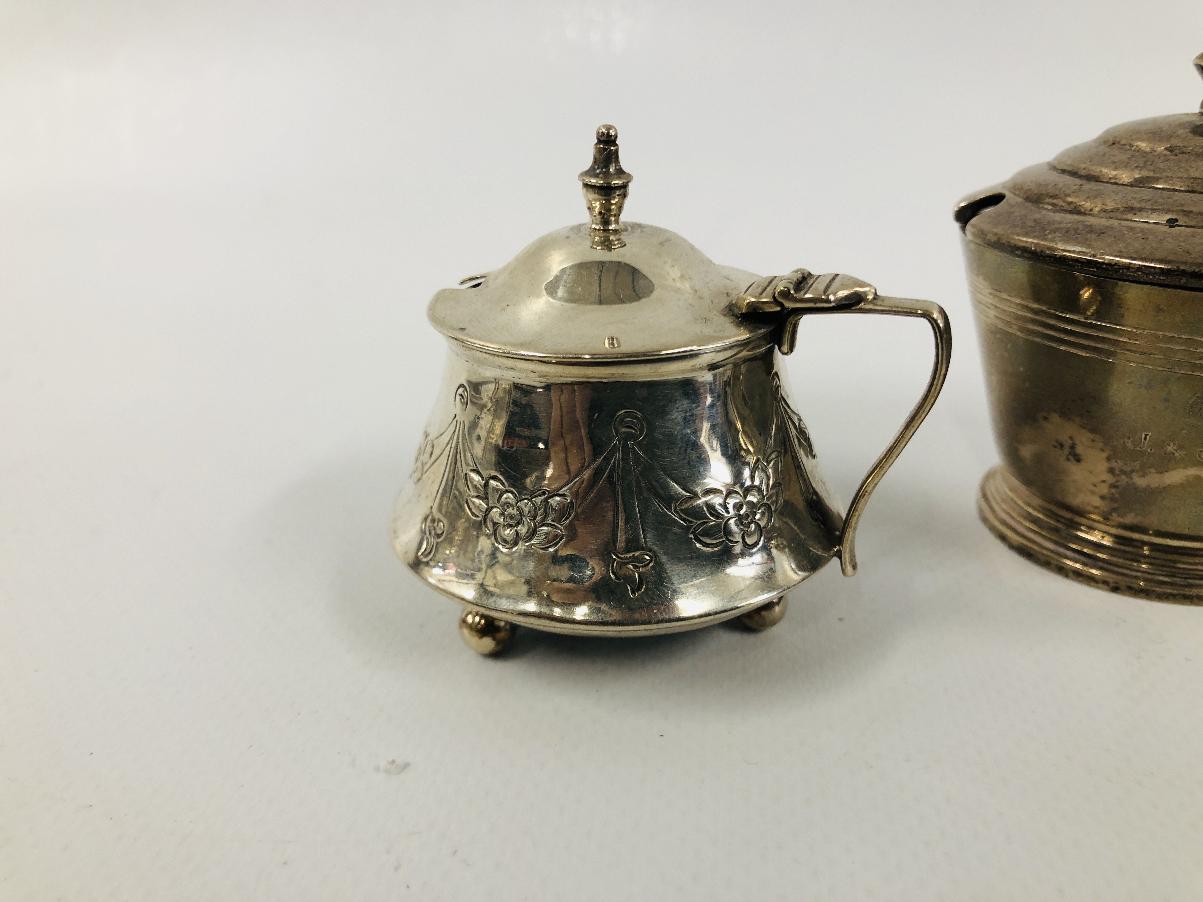 A GROUP OF SIX VARIOUS SILVER MUSTARDS ALL WITH HINGED COVERS AND LINERS VARIOUS ASSAY AND MAKERS - Image 3 of 13