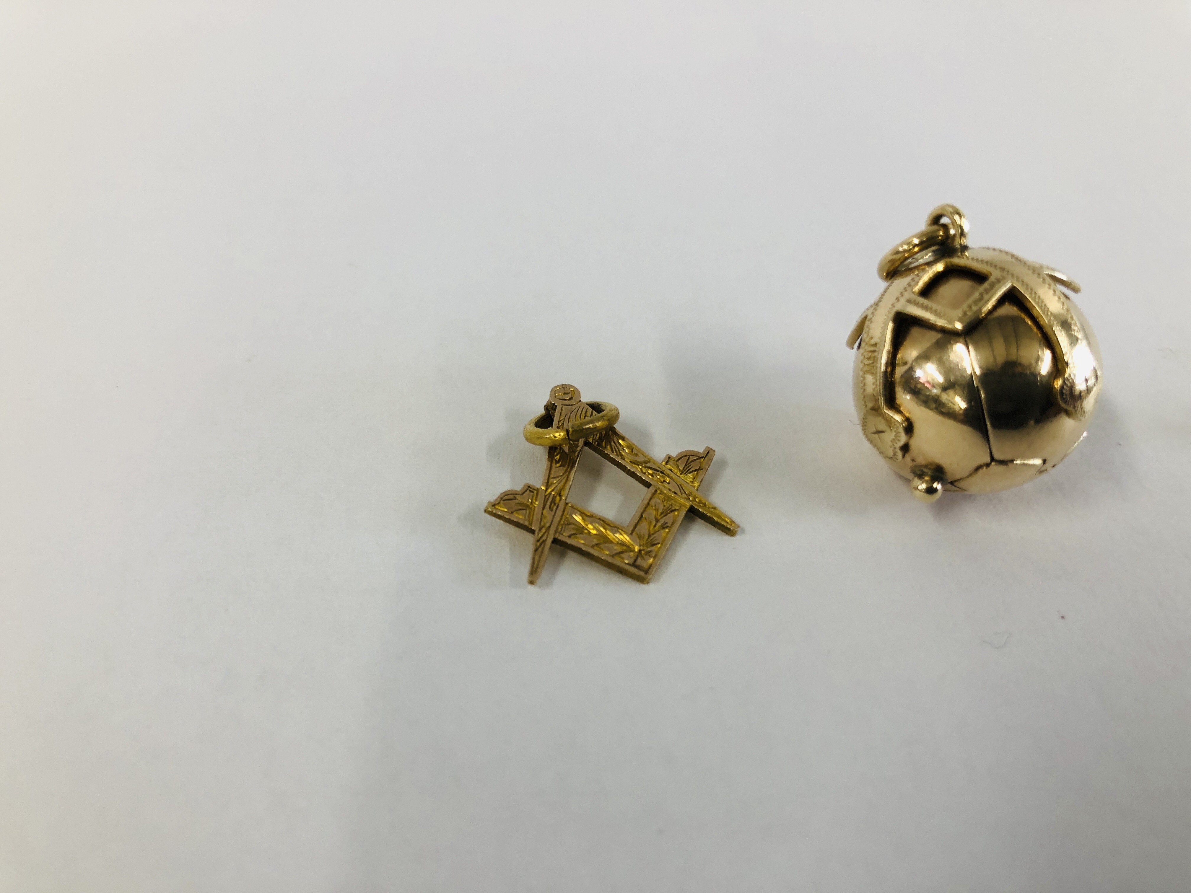 9CT. GOLD MASONIC JEWELLERY TO INCLUDE TWO PENDANTS AND A STICK PIN, 9CT. - Image 6 of 12