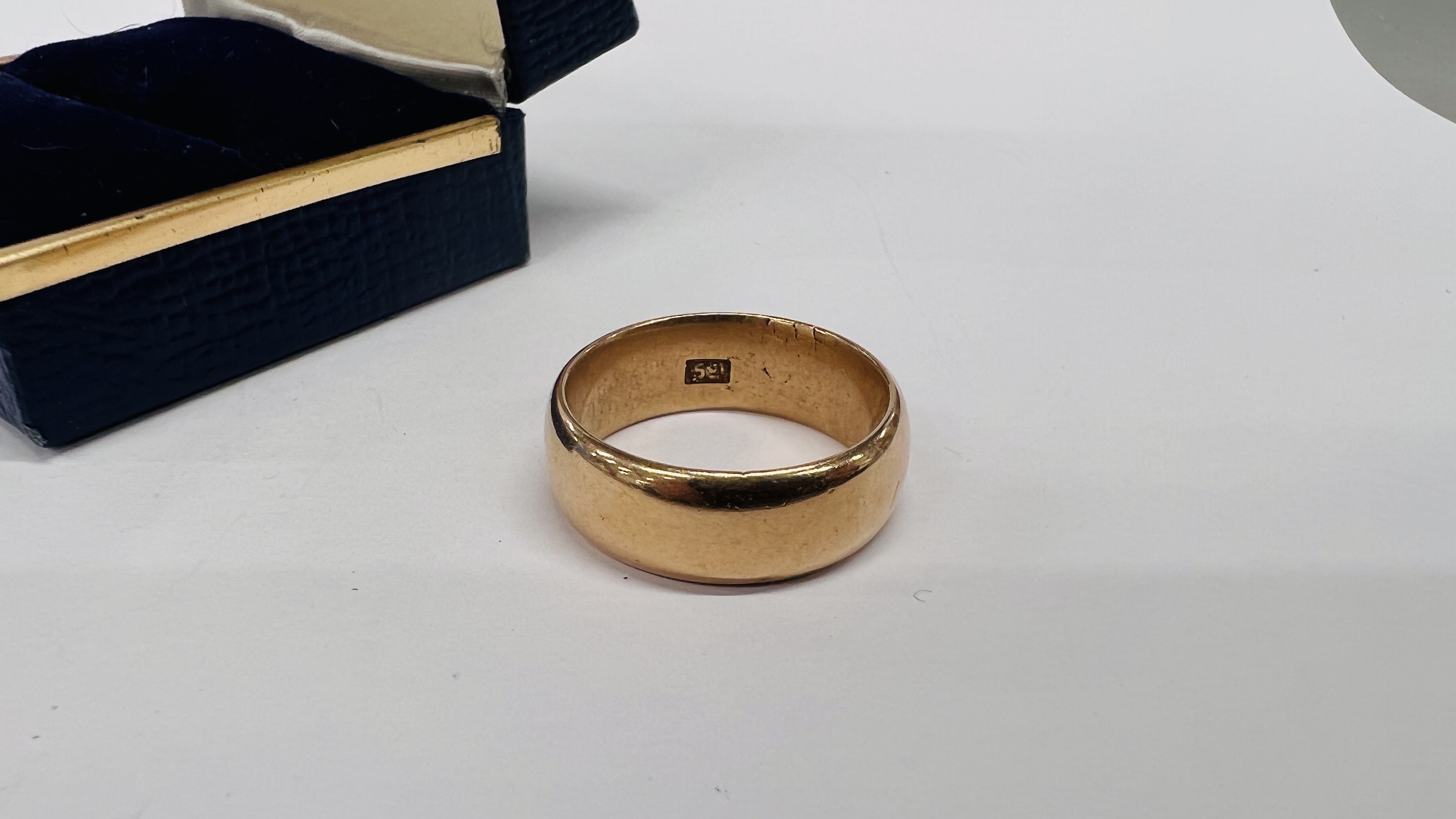 A 15CT GOLD GENTLEMAN'S WEDDING BAND. - Image 3 of 7