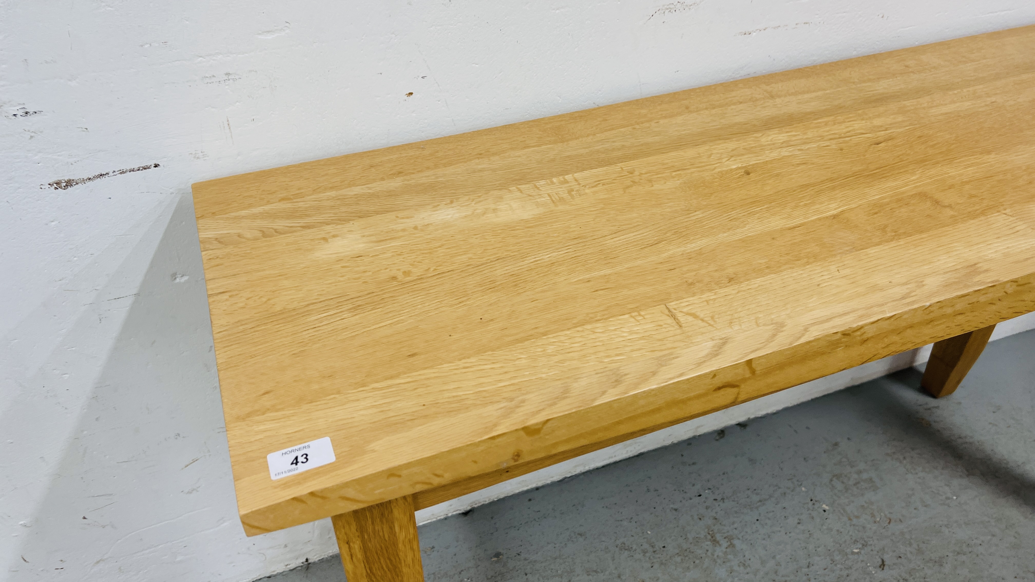 A SOLID LIGHT OAK SIDE TABLE WIDTH 120CM. DEPTH 40CM. HEIGHT 66CM. - Image 4 of 8