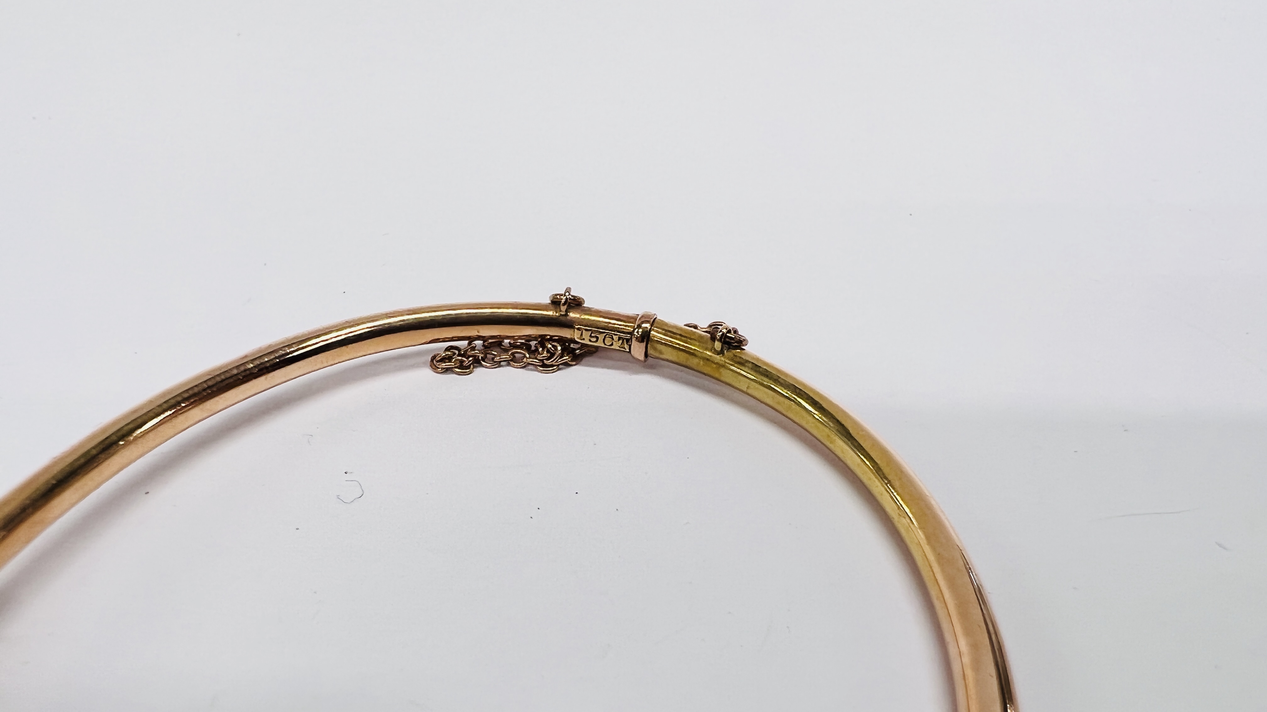 A 15CT GOLD BANGLE, MOUNTED WITH SEED PEARLS IN LEATHER CASE. - Image 9 of 11