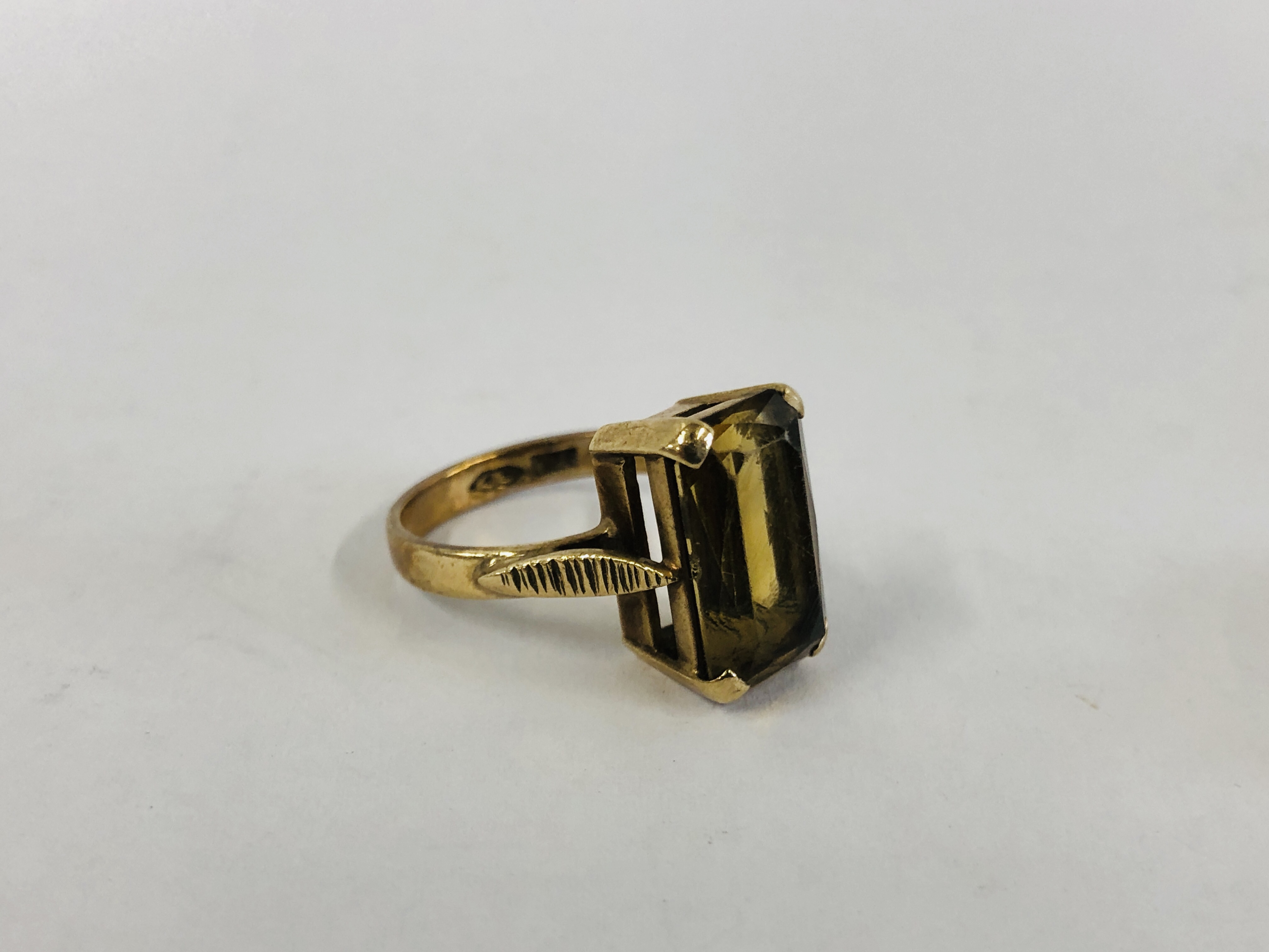 A GROUP OF THREE 9CT GOLD RINGS TO INCLUDE GYPSY STYLE, SINGLE STONE SET RING, - Image 7 of 11