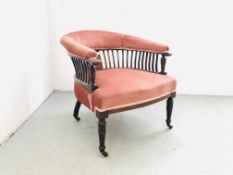 AN ANTIQUE EDWARDIAN MAHOGANY PINK UPHOLSTERED BEDROOM CHAIR WITH INLAID DETAILING ON TURNED LEGS